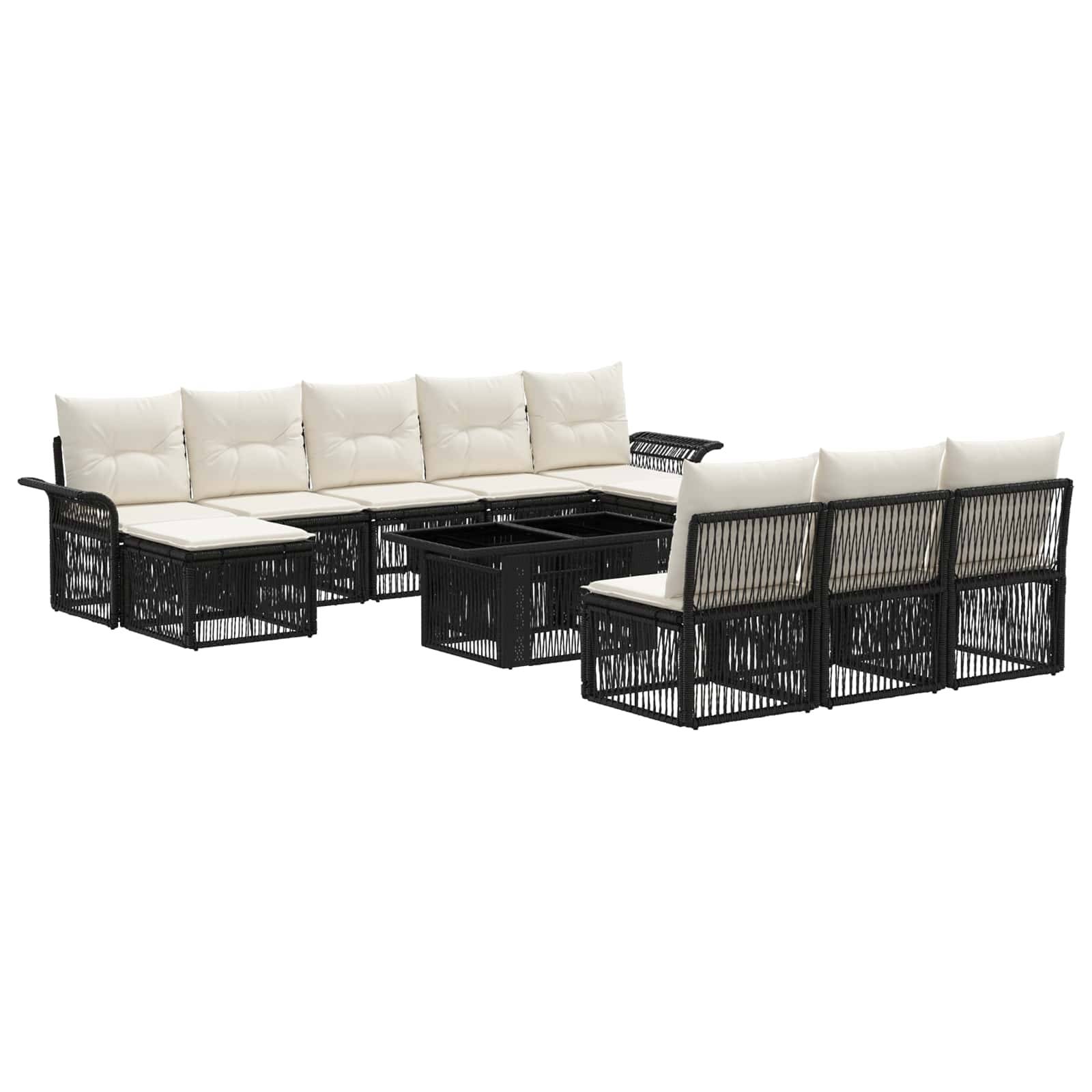 Schwarz geflochtenes Rattan-Outdoor-Modulsofa mit cremefarbenen Kissen und passenden Couchtischen auf weißem Hintergrund