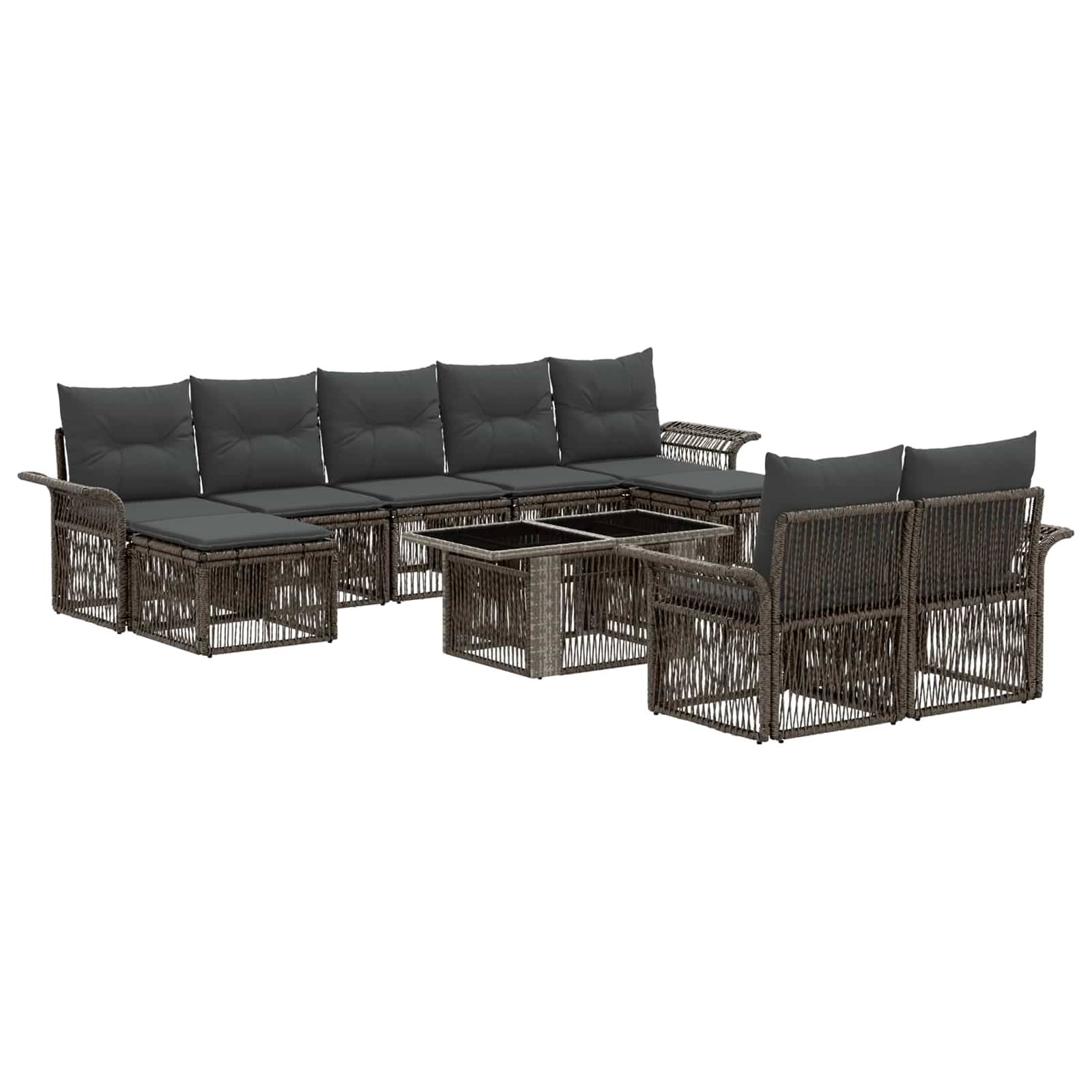 Braunes Rattan-Außensektionalsofa mit dunklen Kissen und passenden Couchtischen, dargestellt vor weißem Hintergrund.