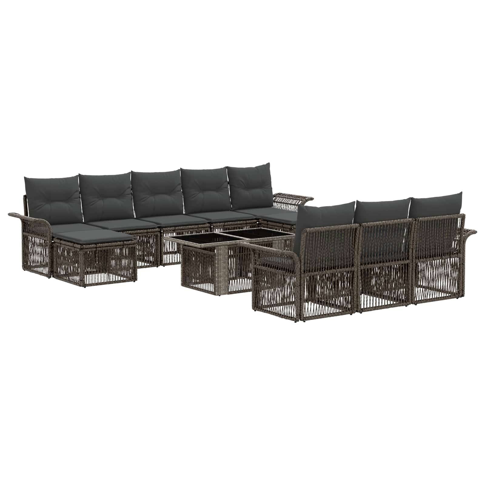 Dunkles Rattan-Gartensofaset mit schwarzen Kissen und passenden Couchtischen, dargestellt auf weißem Hintergrund.