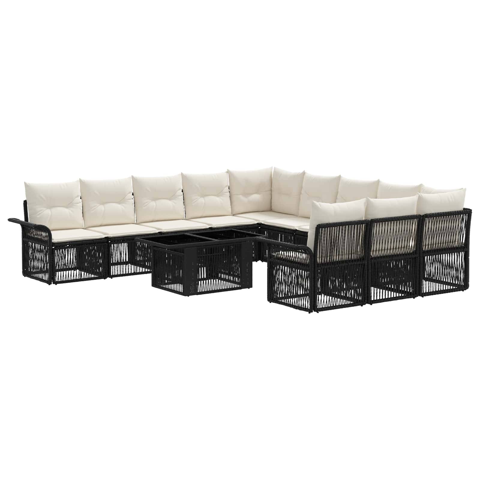 Schwarzes Rattansofa-Set mit Crème-Kissen und passendem quadratischen Couchtisch auf weißem Hintergrund.