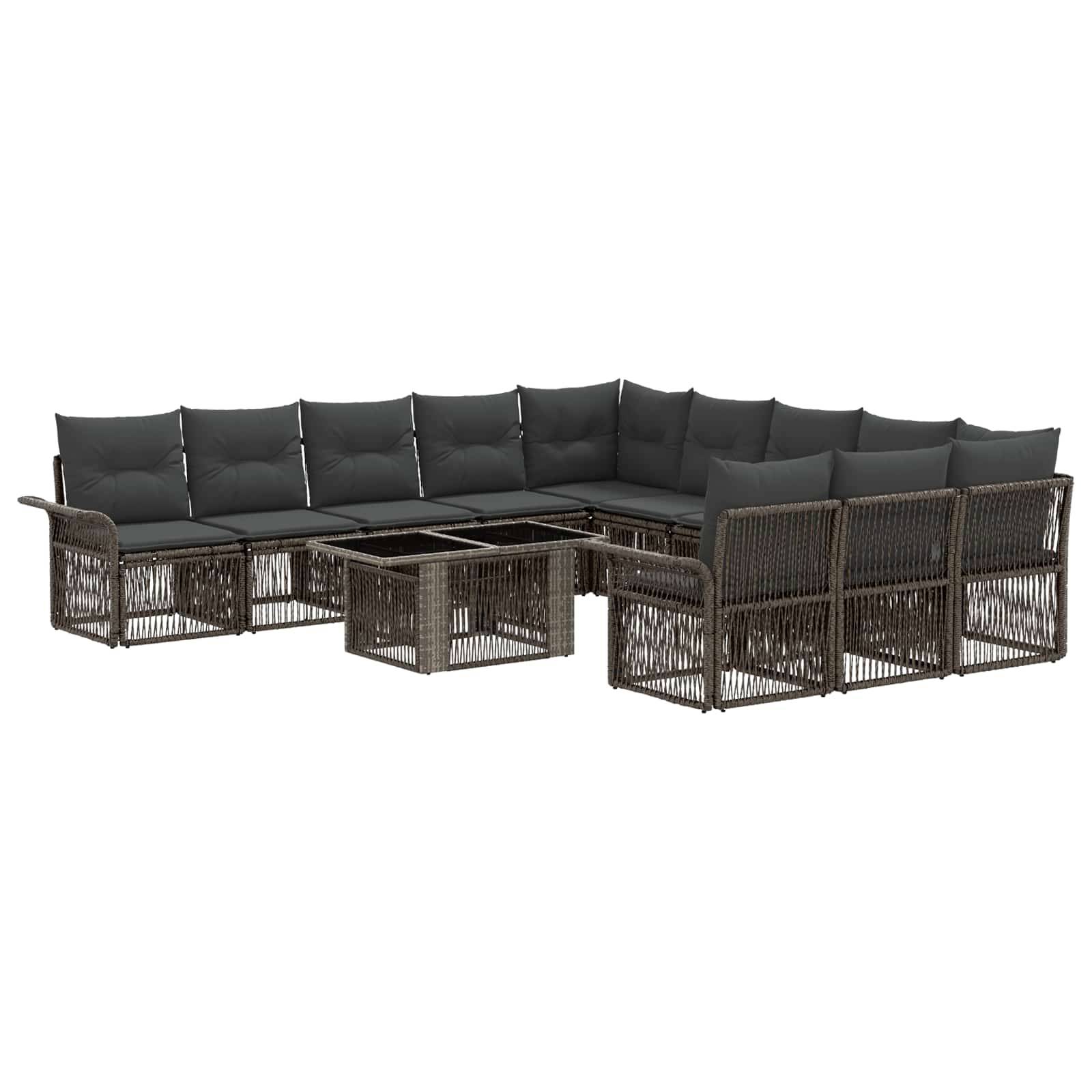 Outdoor-Rattanlounge-Set mit dunklen Kissen und passendem Glastisch mit schwarzem Rahmen, dargestellt vor weißem Hintergrund.