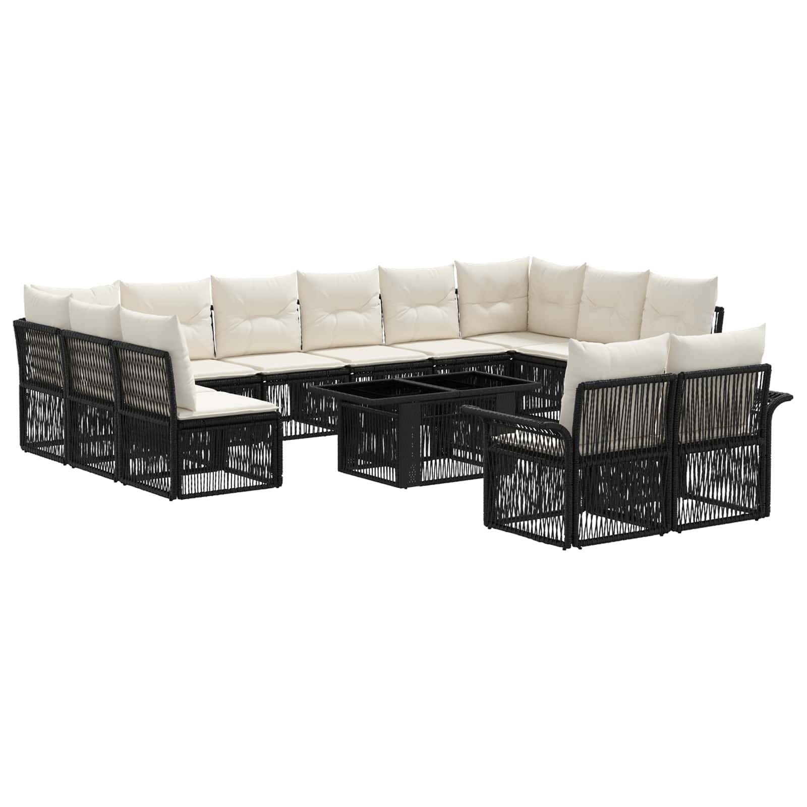 Gartensektional im L-Design mit schwarzen geflochtenen Rahmen, cremefarbenen Kissen und einem passenden Couchtisch vor weißem Hintergrund.