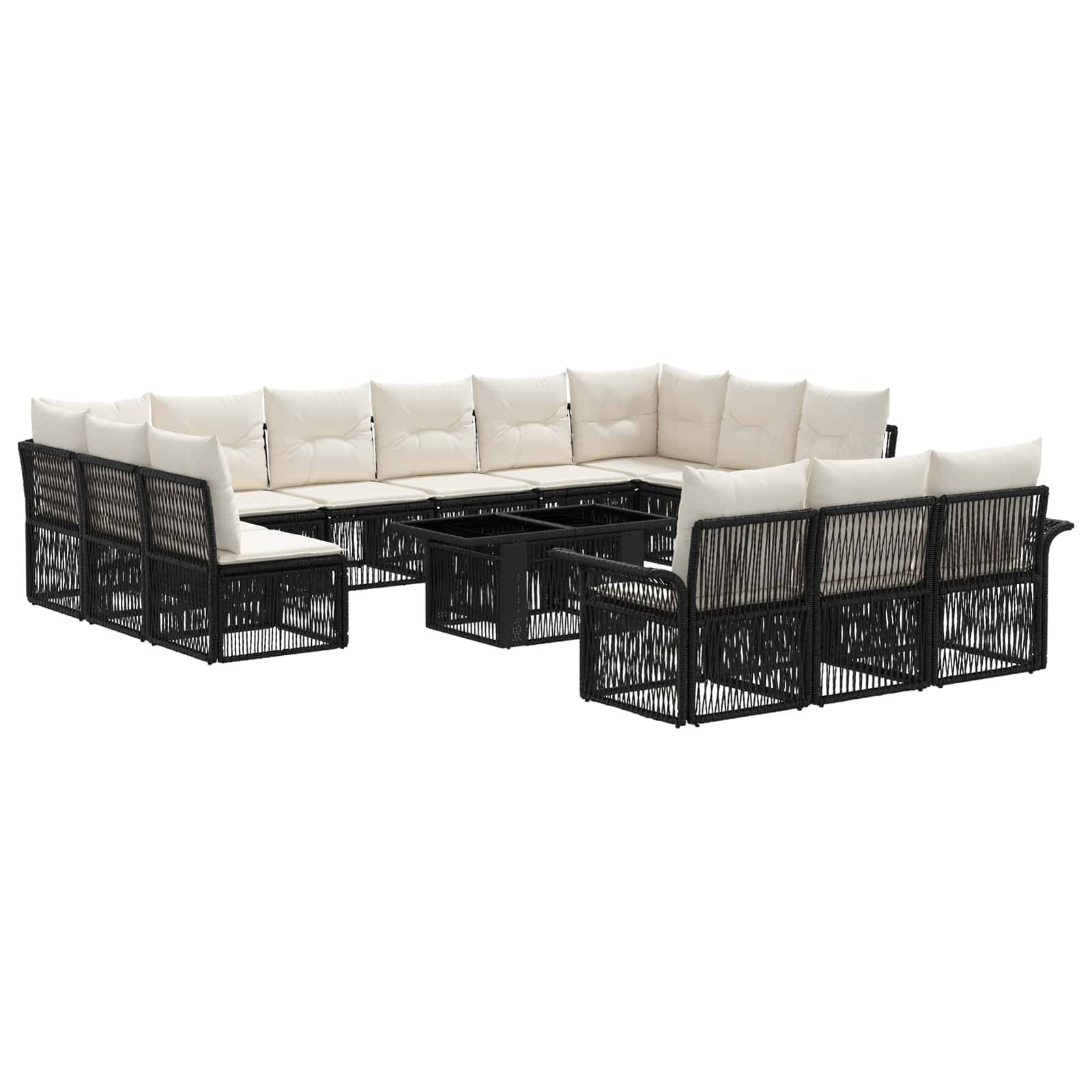 Schwarzes Rattan-Outdoor-Sitzmöbel mit crèmefarbenen Kissen und passendem Couchtisch auf weißem Hintergrund.