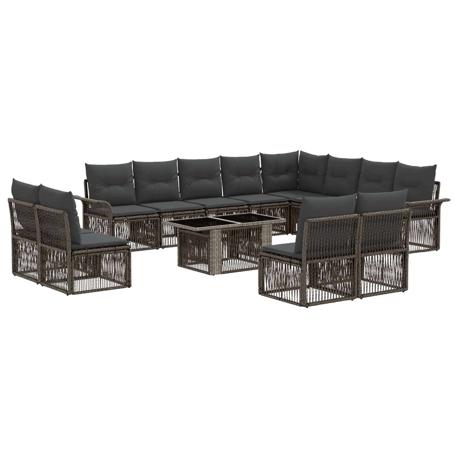 Braunes Rattan-Außensofa-Set mit dunklen Kissen und passendem Glastisch, angeordnet um einen Eckbestuhlung.