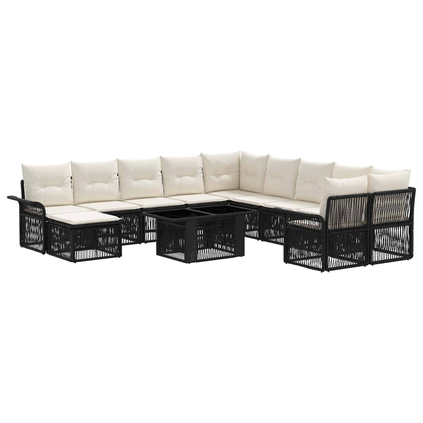 Schwarzes Korbgeflecht L-förmiges Patio-Ecksofa mit cremefarbenen Kissen und passendem quadratischen Couchtisch auf weißem Hintergrund.