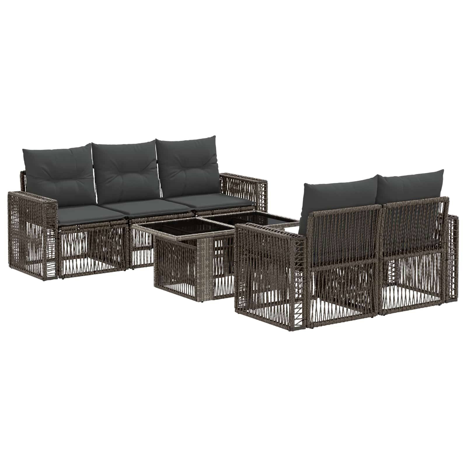 Outdoor-Polyrattan-Terrassensektion mit dunklen Kissen, bestehend aus einem Sofa, zwei Stühlen und zwei Couchtischen auf weißem Hintergrund.