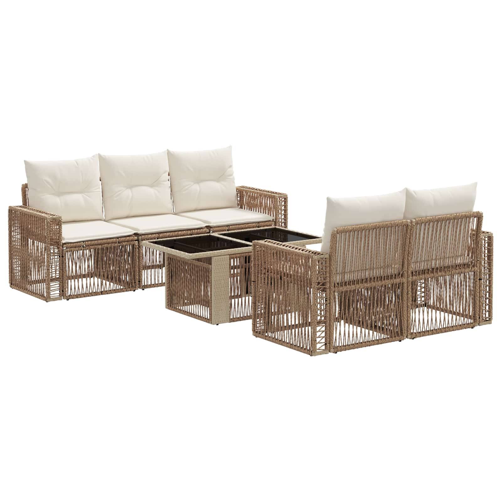 Outdoor-Rattanlounge mit cremefarbenen Kissen, zwei Sofas sich gegenseitig gegenüber rund um einen quadratischen Couchtisch mit Glasplatte.