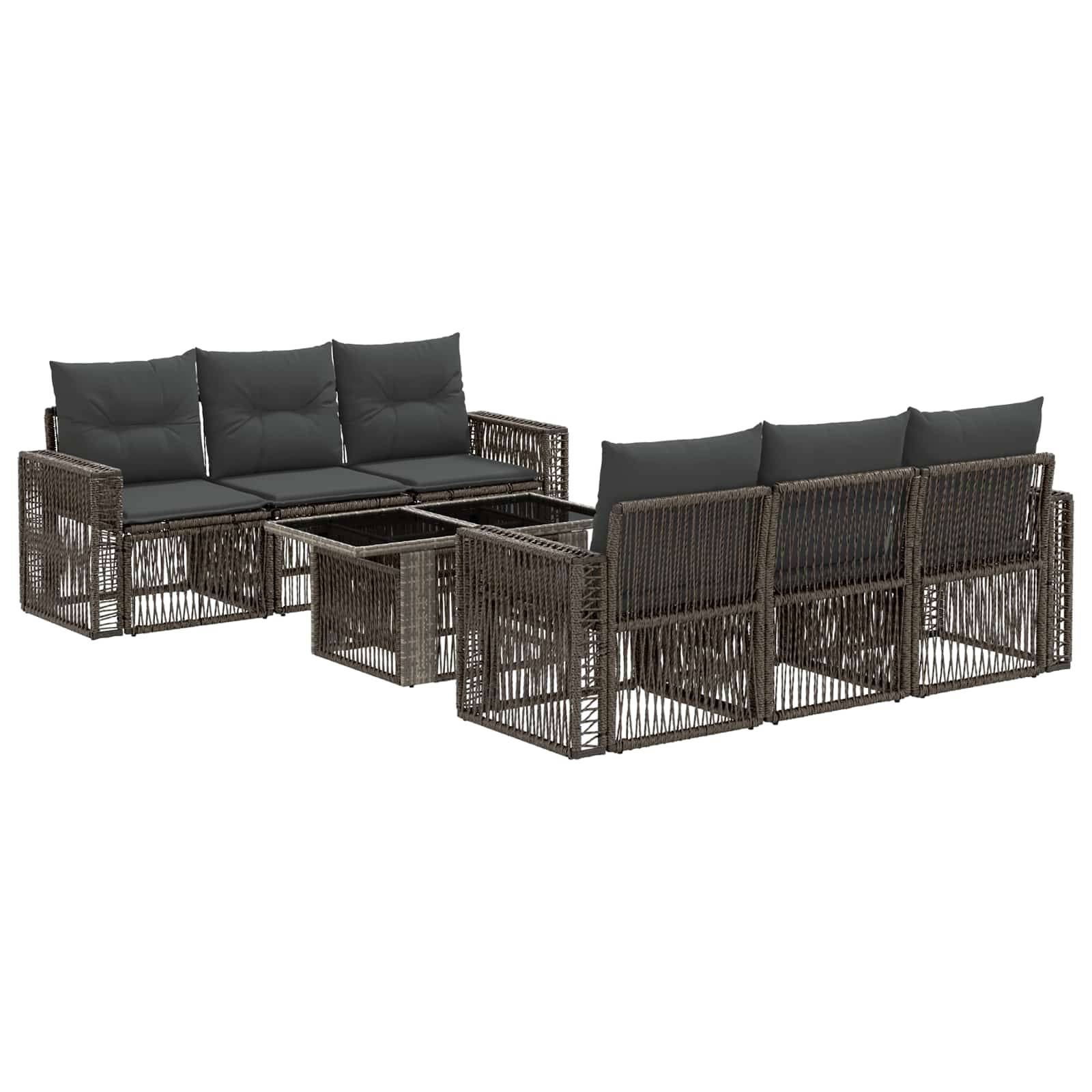 Outdoor-Polyrattan-Terrassensofagarnitur mit dunklen Kissen, bestehend aus zwei gegenüberliegenden Sofas und einem passenden Couchtisch.