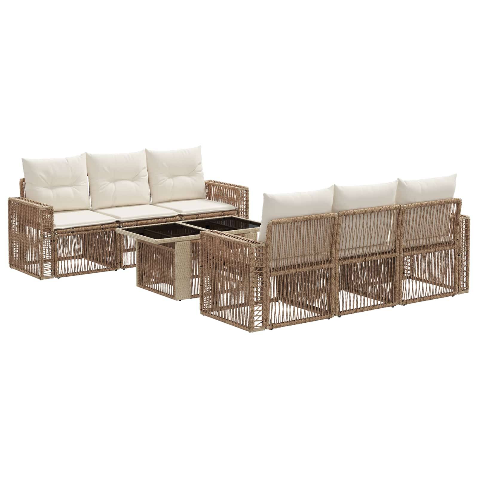 Zwei Korbgartensofas mit beigen Kissen und ein Glastisch mit Glasplatte, arrangiert als Terrassen-Sitzmöbel-Set auf weißem Hintergrund.