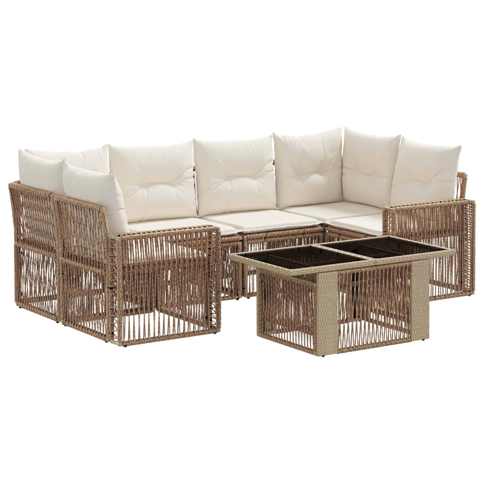 Geflochtenes Outdoor-Sitzelement mit cremefarbenen Kissen und einem passenden rechteckigen Couchtisch auf weißem Hintergrund.