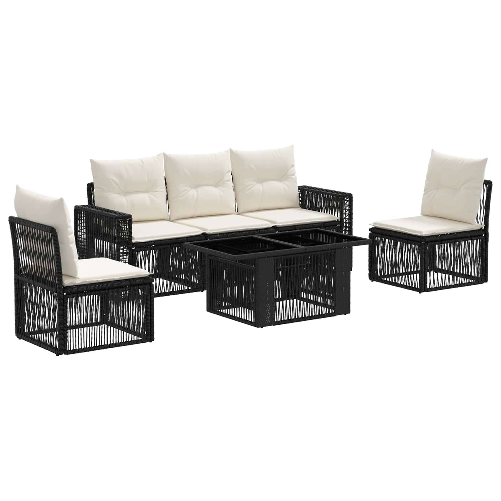 Gartenmöbelset für die Terrasse mit schwarzem geflochtenem Rattansofa, zwei Stühlen und einem quadratischen Couchtisch, alle mit hellen Kissen auf weißem Hintergrund.