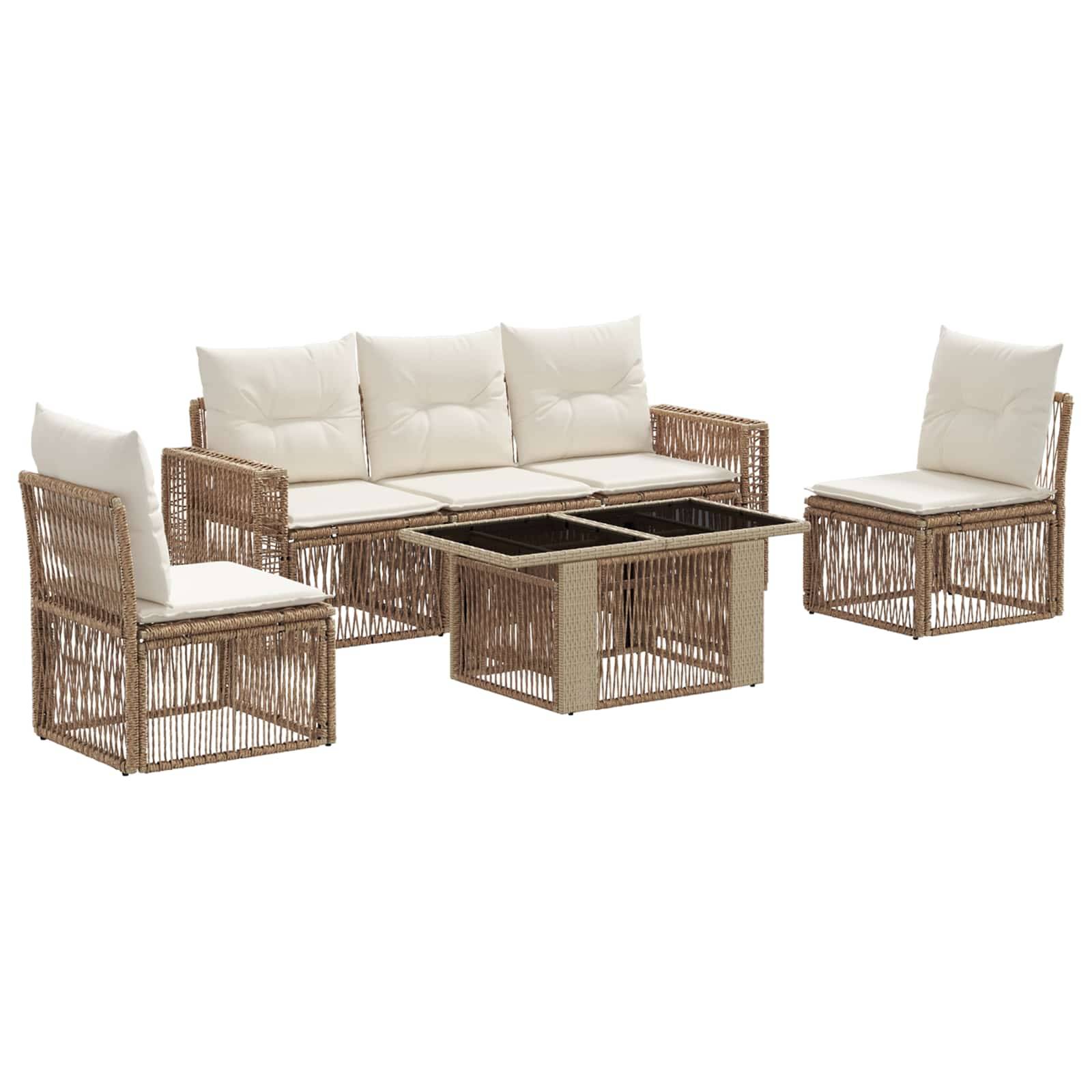 Polyrattan Gartensitzgruppe mit einem Sofa, zwei Sesseln und einem Couchtisch mit beigen Kissen.