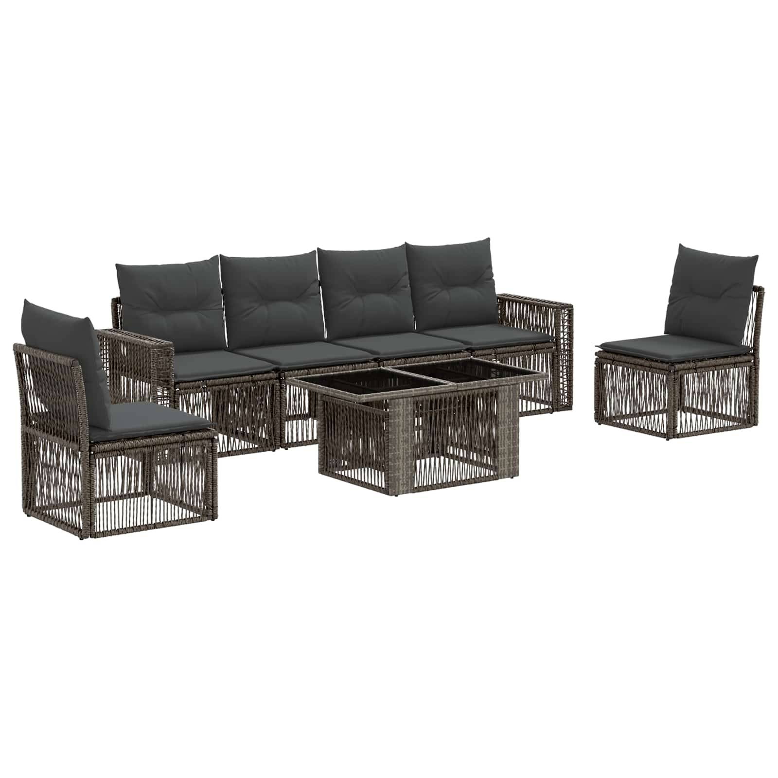 Outdoor-Rattangarnitur mit dunklen Kissen, bestehend aus zwei Sesseln, einem Sofa und einem passenden Couchtisch auf weißem Hintergrund.
