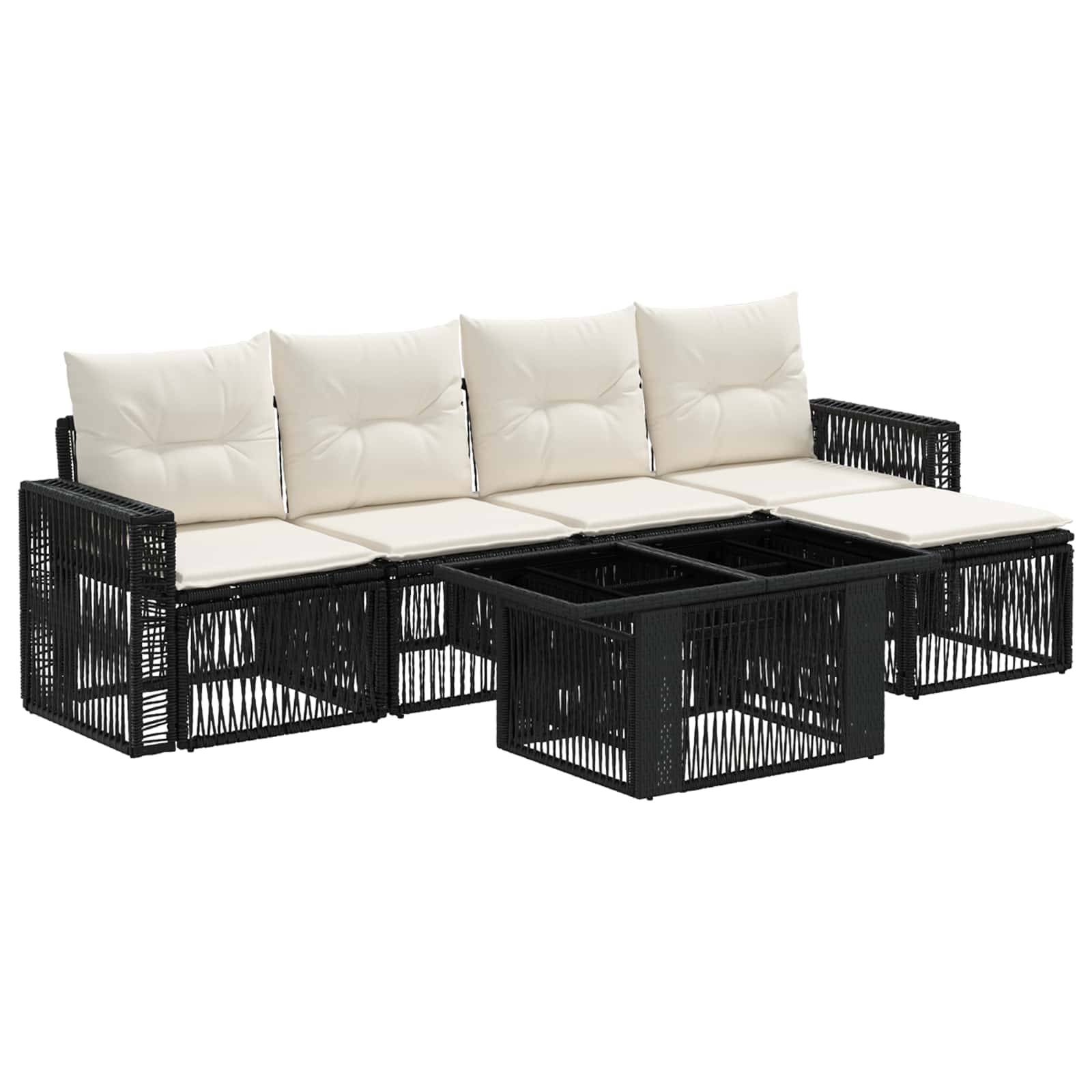 Schwarze Rattangarnitur für den Außenbereich mit cremefarbenen Kissen und passendem quadratischem Couchtisch auf weißem Hintergrund.