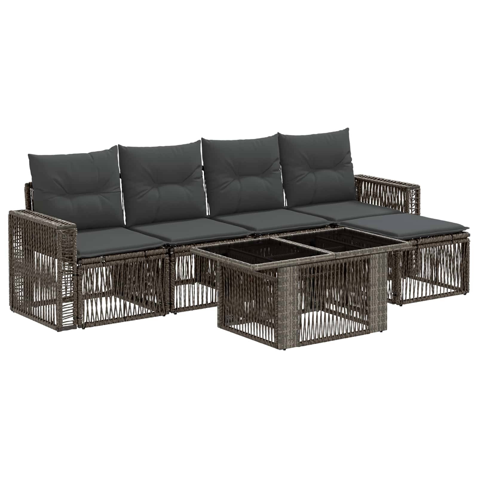 Modulares Outdoor-Rattan-Ecksofa mit dunklen Kissen und integrierten quadratischen Couchtischen, dargestellt auf weißem Hintergrund.