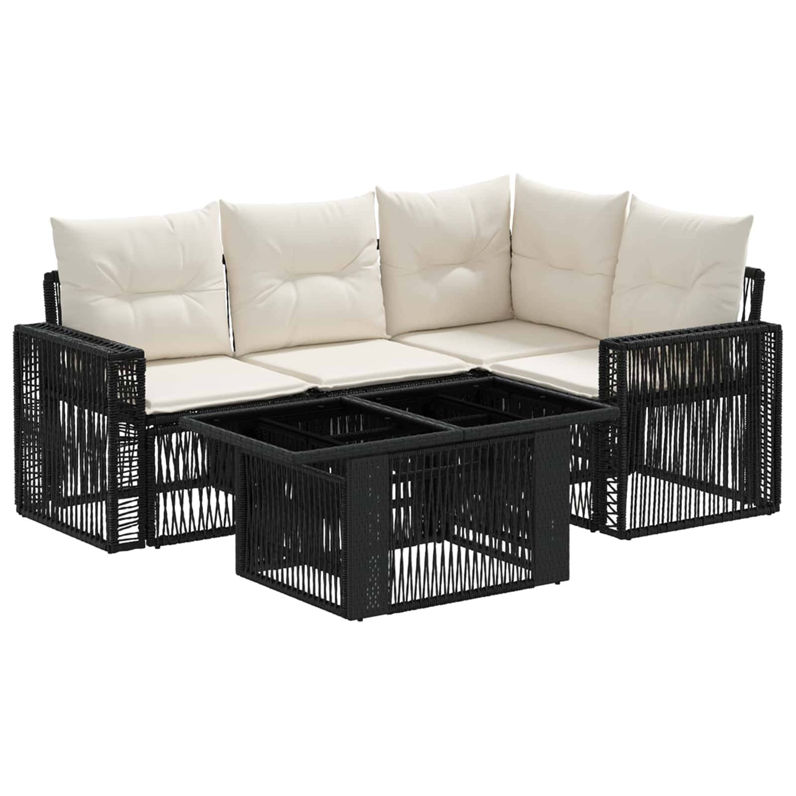 Schwarze Rattan-Außensektionscouch mit cremefarbenen Kissen und passendem niedrigem Couchtisch auf weißem Hintergrund.