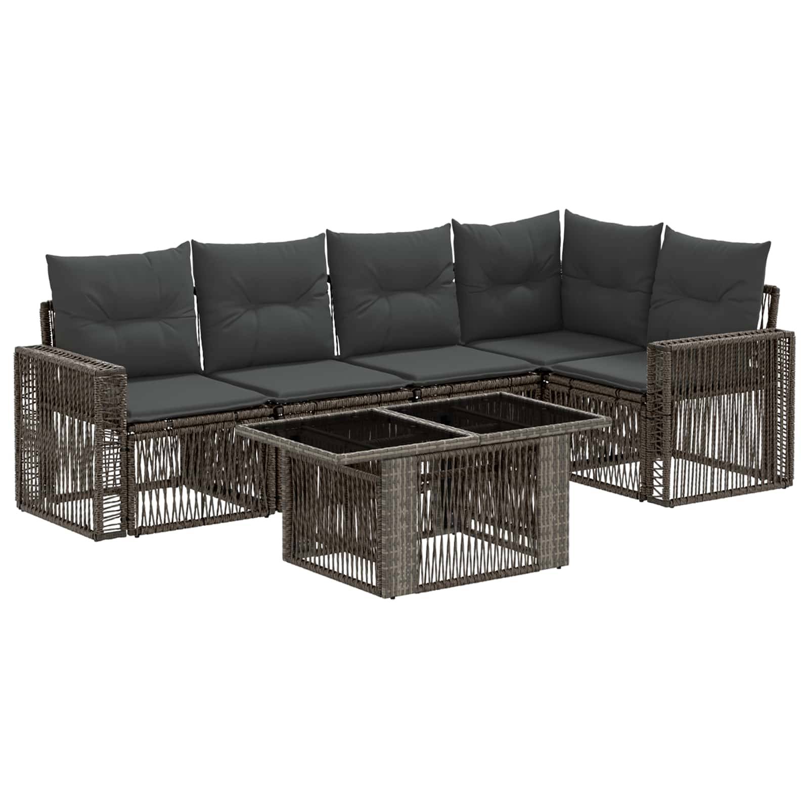Outdoor-Rattansessional-Sofaset mit dunklen Kissen und passendem Glastisch.