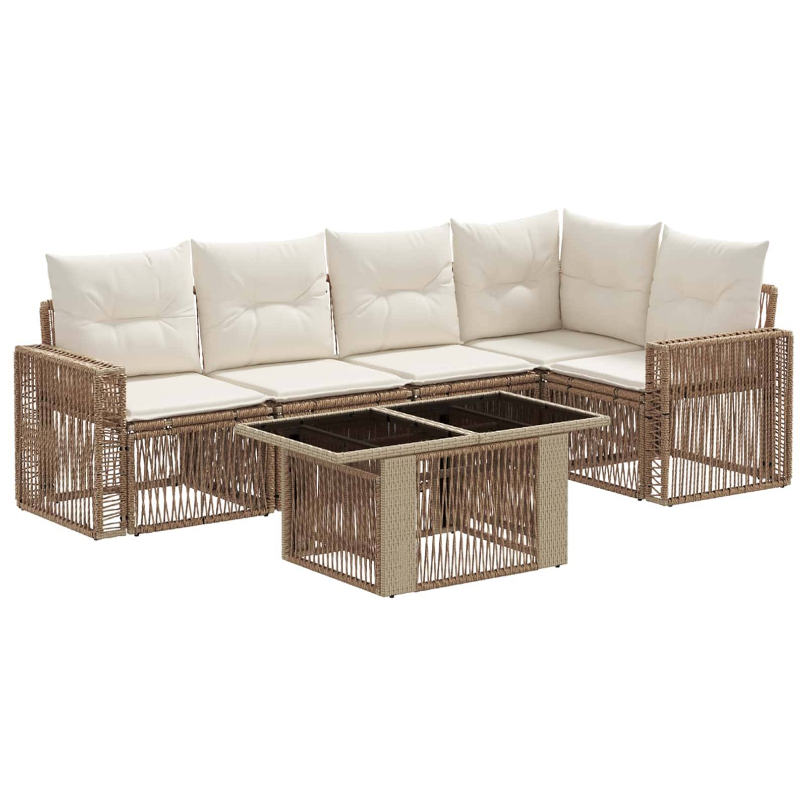 L-förmiges Outdoor-Rattansofa mit cremefarbenen Kissen und passendem Glastisch auf weißem Hintergrund.