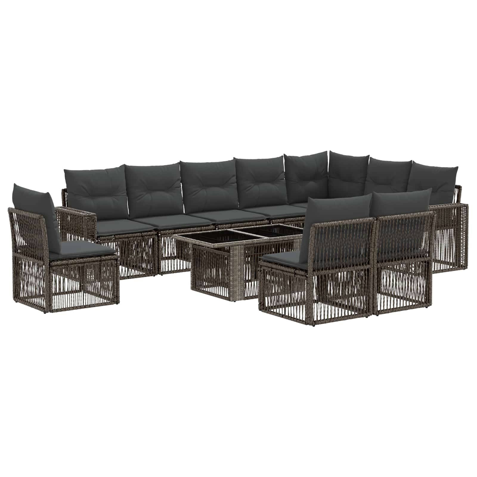 Outdoor-Lounge-Set mit dunklem Rattangeflecht, grauen Kissen, zwei Stühlen und einem Glastisch mit Glasplatte.
