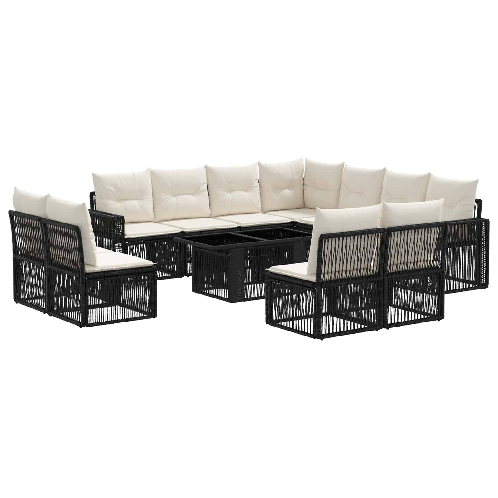 Schwarze Rattan-Gartensofagarnitur mit cremefarbenen Kissen und passendem Couchtisch auf weißem Hintergrund.