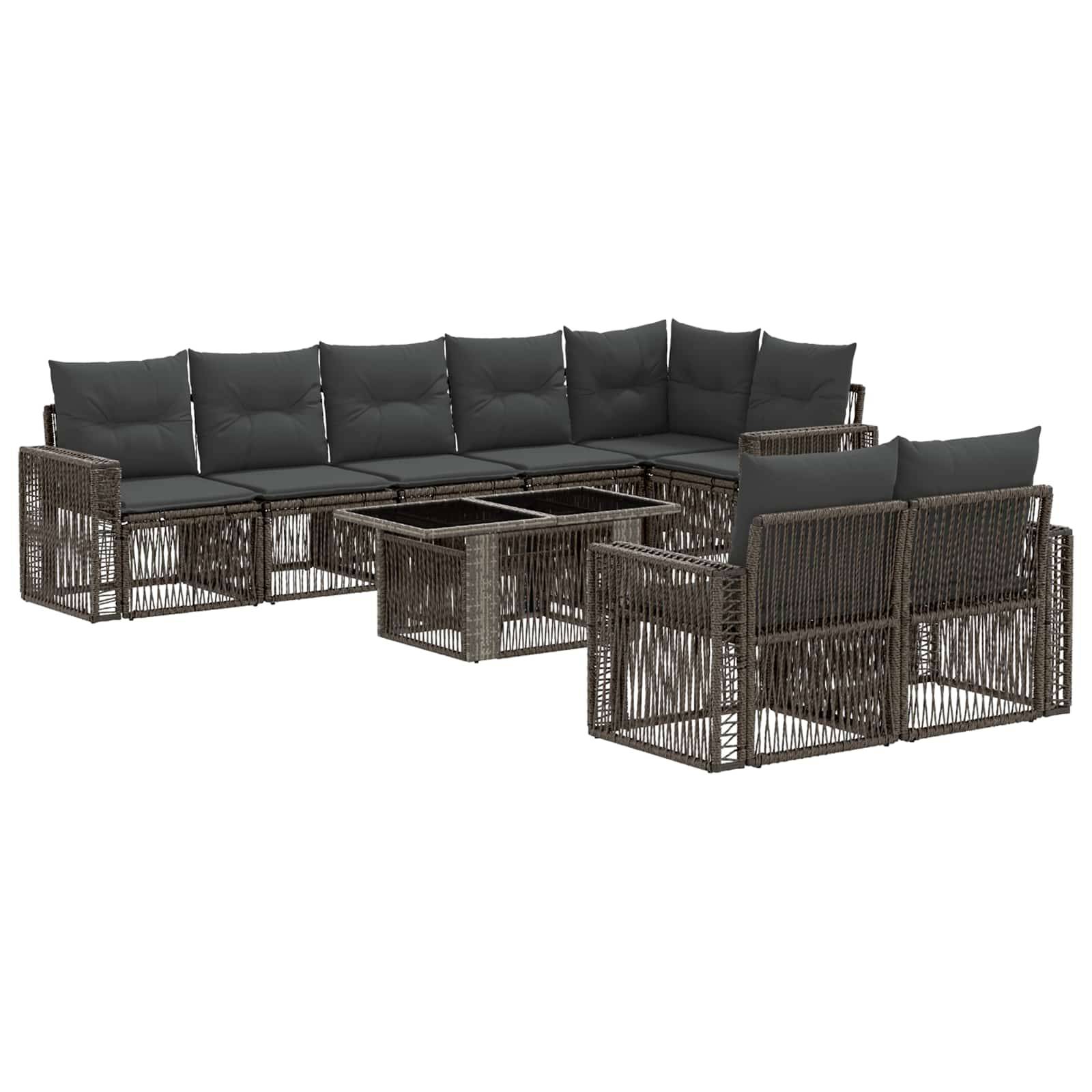Outdoor-Rattangarnituren-Set mit dunklen Kissen, passenden Sesseln und Glastisch-Couchtisch auf weißem Hintergrund