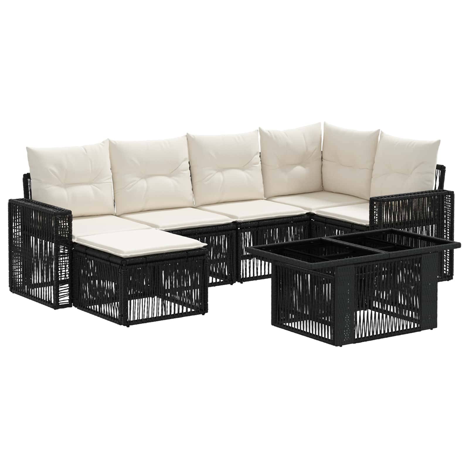 Schwarzes Korbgeflecht-Außensofa-Set mit cremefarbenen Kissen und zwei passenden Couchtischen auf weißem Hintergrund.