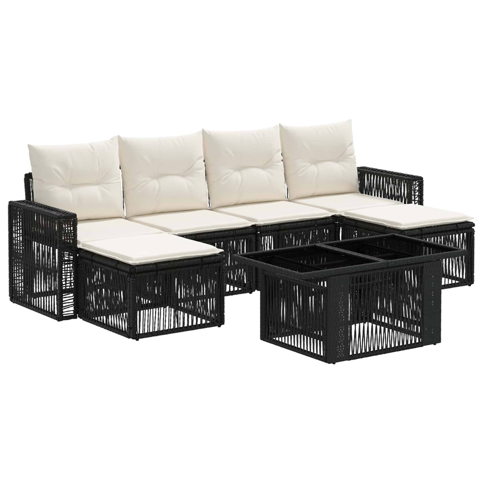 Schwarzes Flechtwerk-Patio-Sofa in Eckform mit cremefarbenen Kissen und passenden verschachtelten Couchtischen auf weißem Hintergrund.