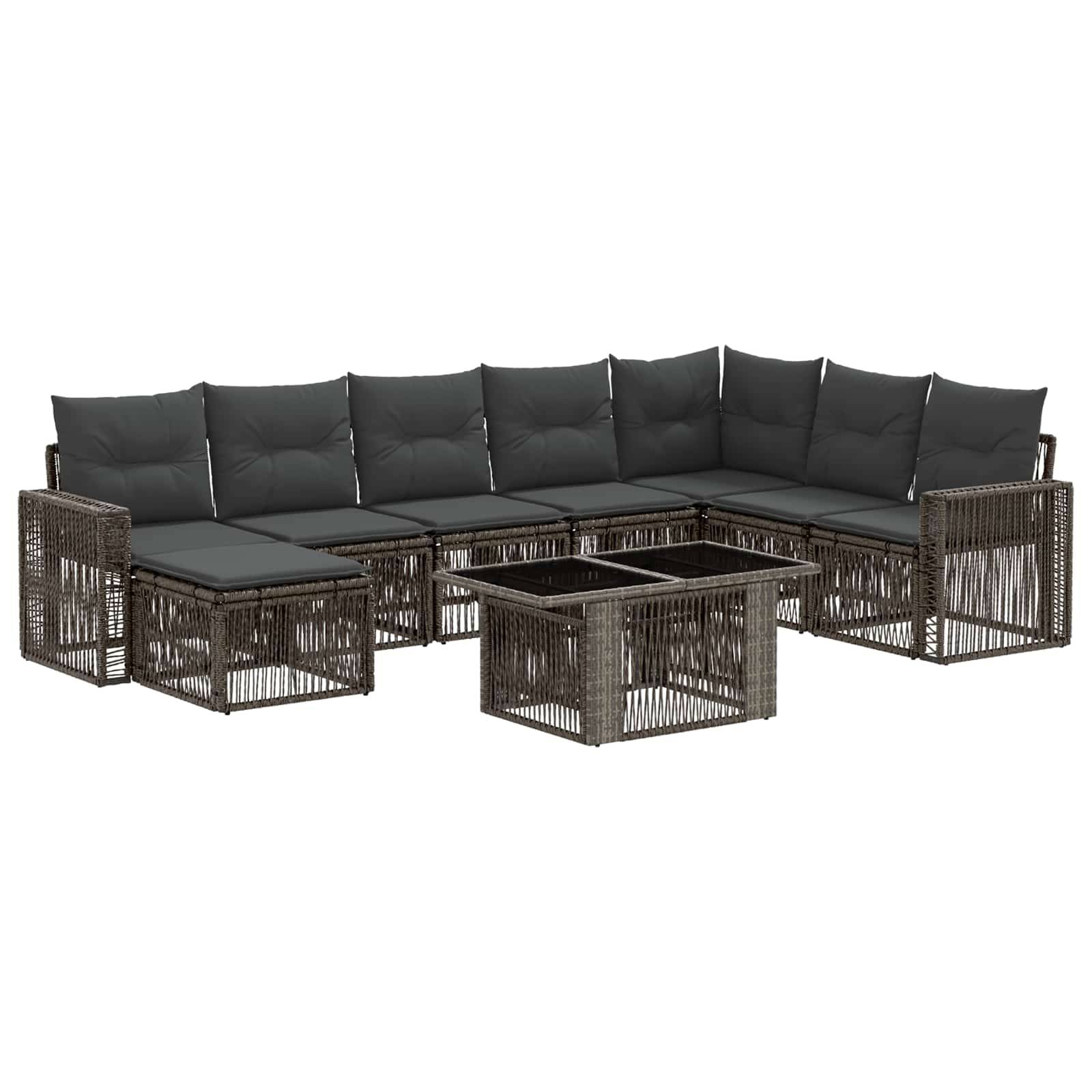 Dunkles Rattanouttensektional-Terrassensofa mit grauen Kissen und Glastisch auf weißem Hintergrund