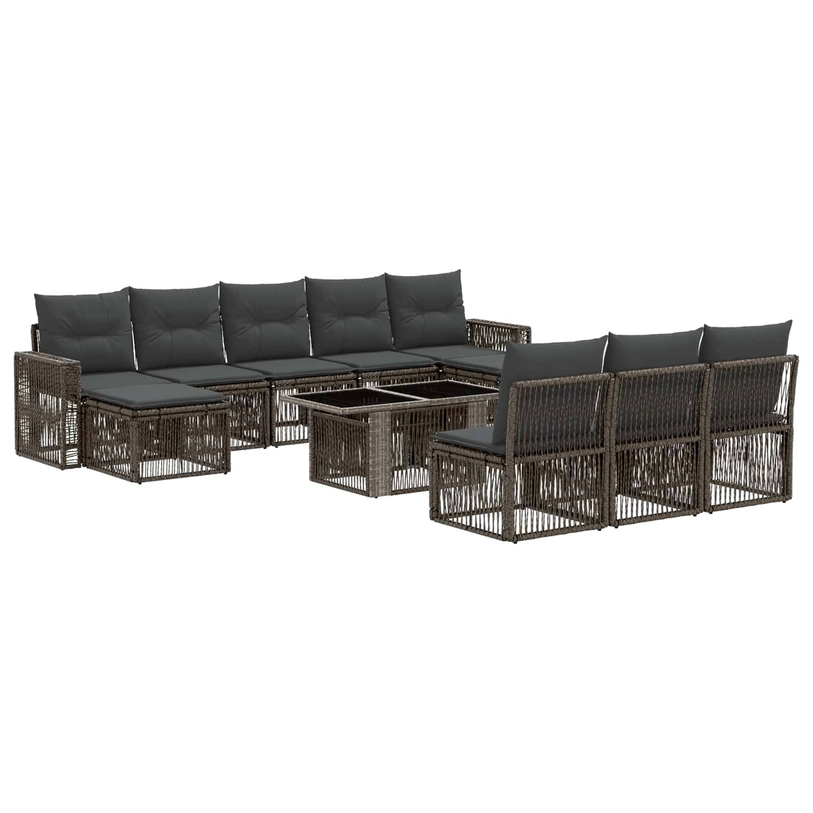 Outdoor-Sektionalsofagarnitur aus Rattan mit dunklen Sitzkissen, Couchtisch und passenden Stühlen auf weißem Hintergrund.