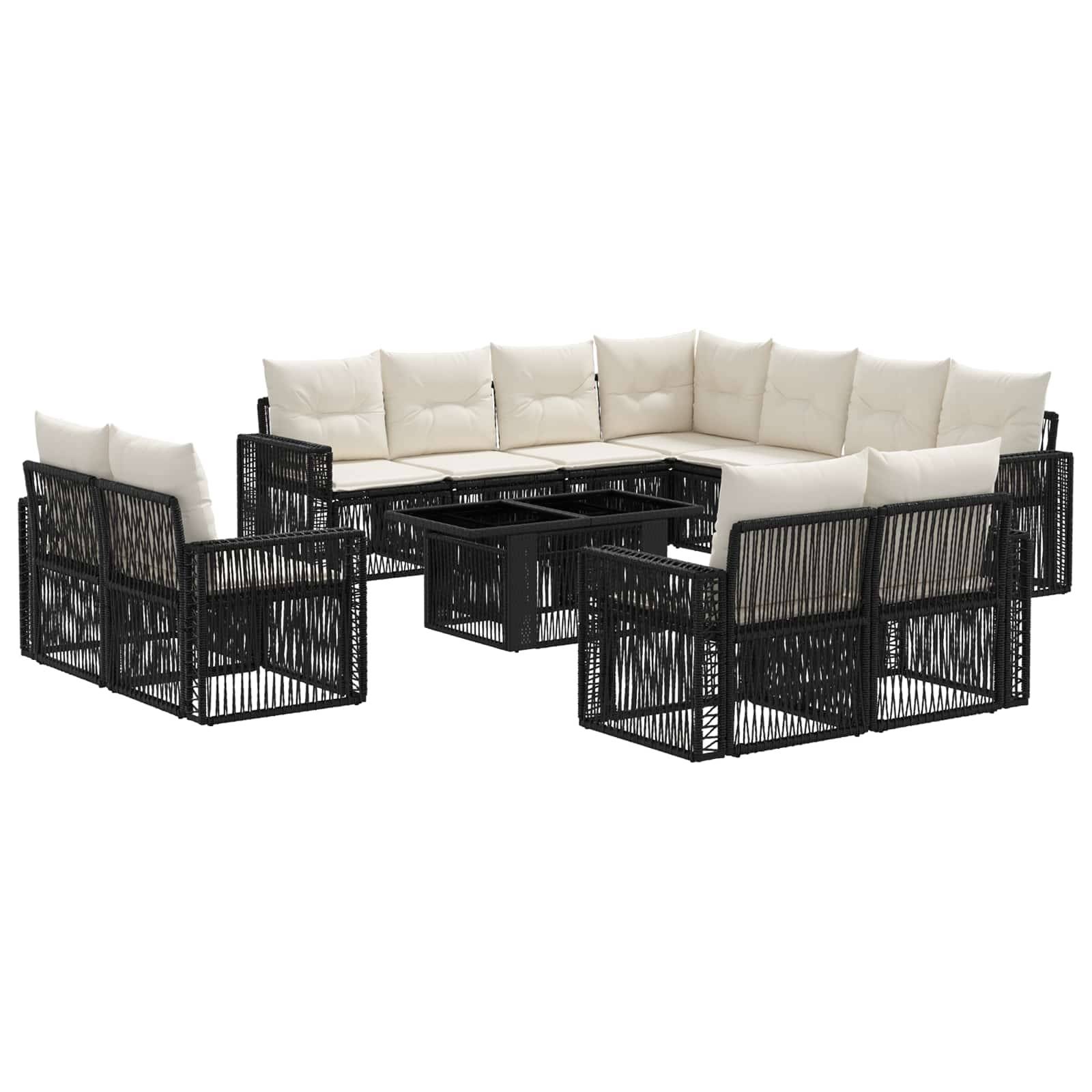 Outdoor-Sitzmöbel-Set aus Loungegarnitur mit schwarzem geflochtenem Rahmen, cremefarbenen Kissen und passenden Couchtischen auf weißem Hintergrund.