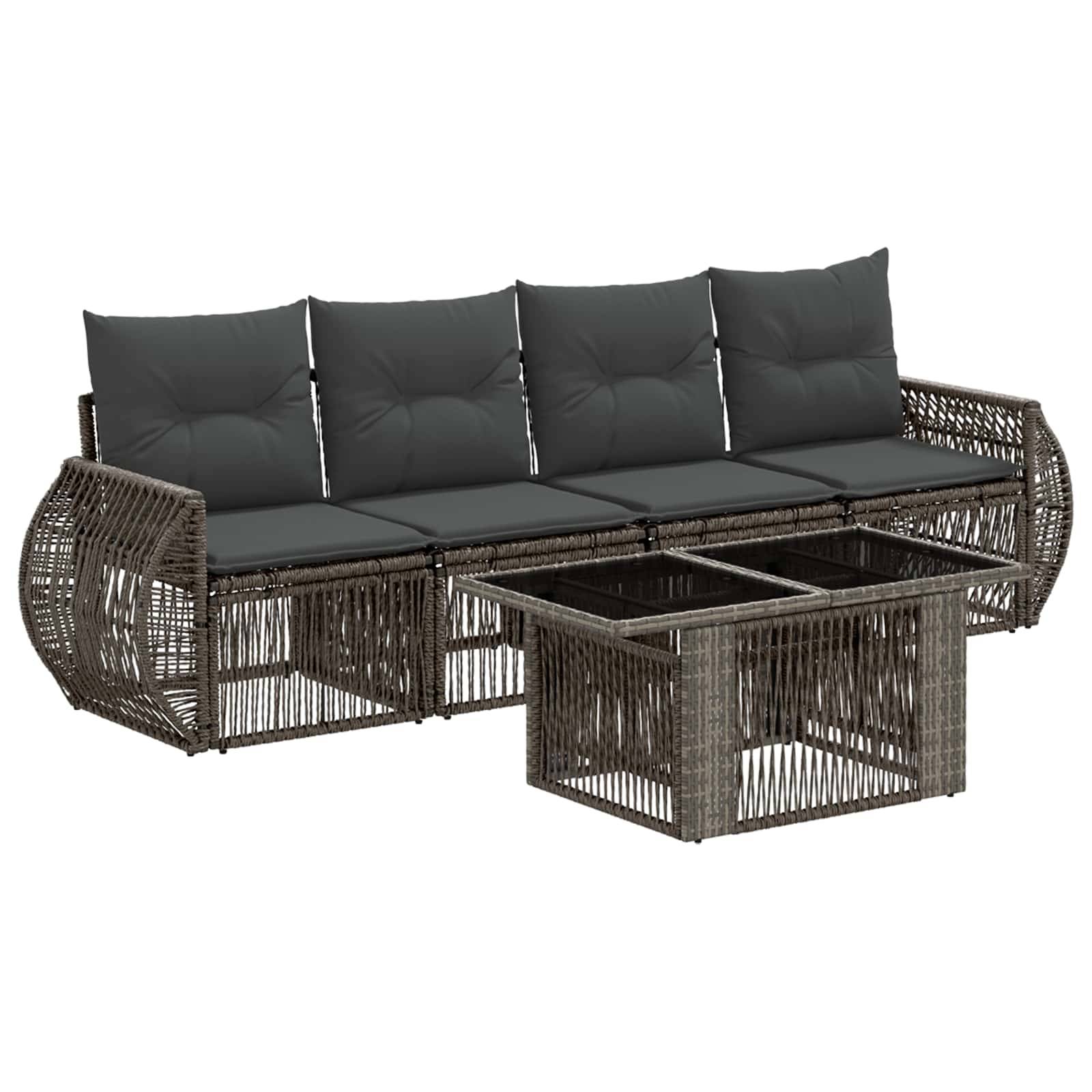 Outdoor-Rattansofa-Set mit dunklen Kissen und passendem rechteckigem Couchtisch auf weißem Hintergrund.
