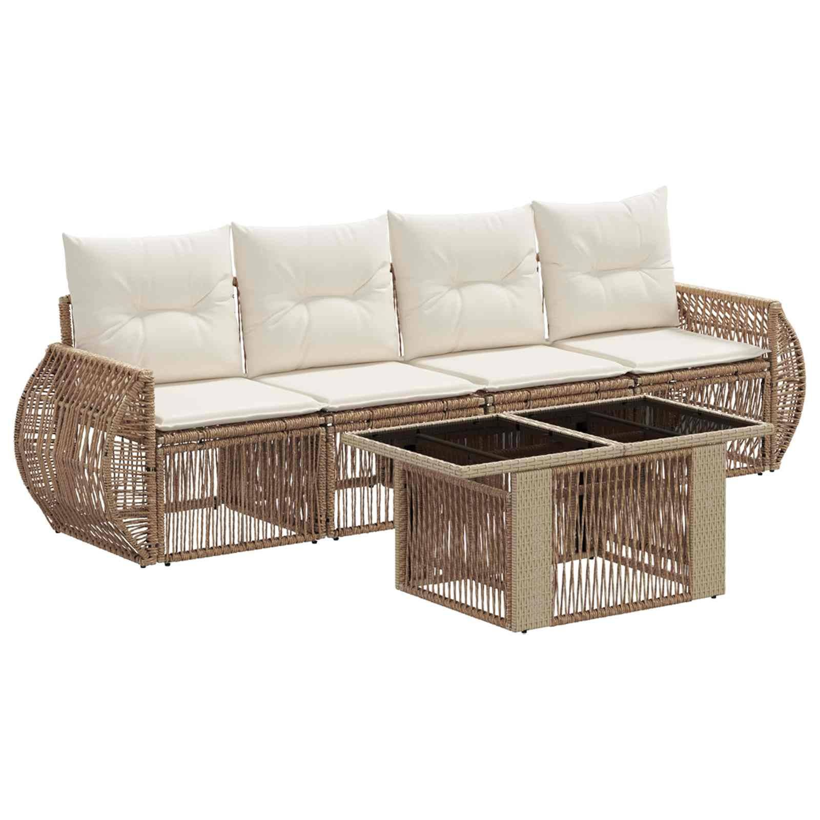 Korbmöbel-Außensofa mit cremefarbenen Kissen und passendem Glastisch auf weißem Hintergrund.