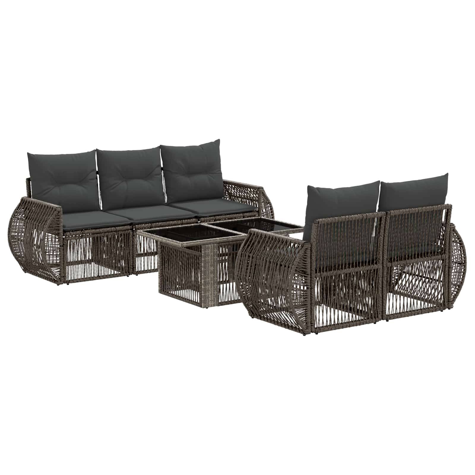 Zwei braune Korbeleuchtung Outdoor-Sofas mit dunklen Kissen, getrennt durch einen Glastisch auf weißem Hintergrund.