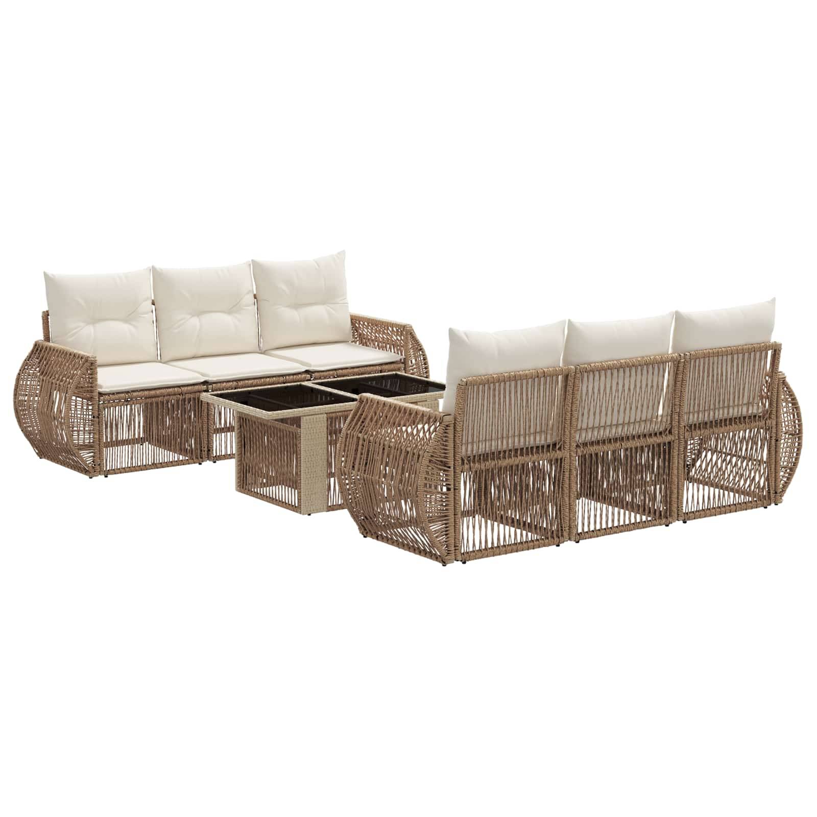 Zwei Korbgartensofas mit cremefarbenen Kissen und einem passenden quadratischen Couchtisch, gezeigt auf weißem Hintergrund.