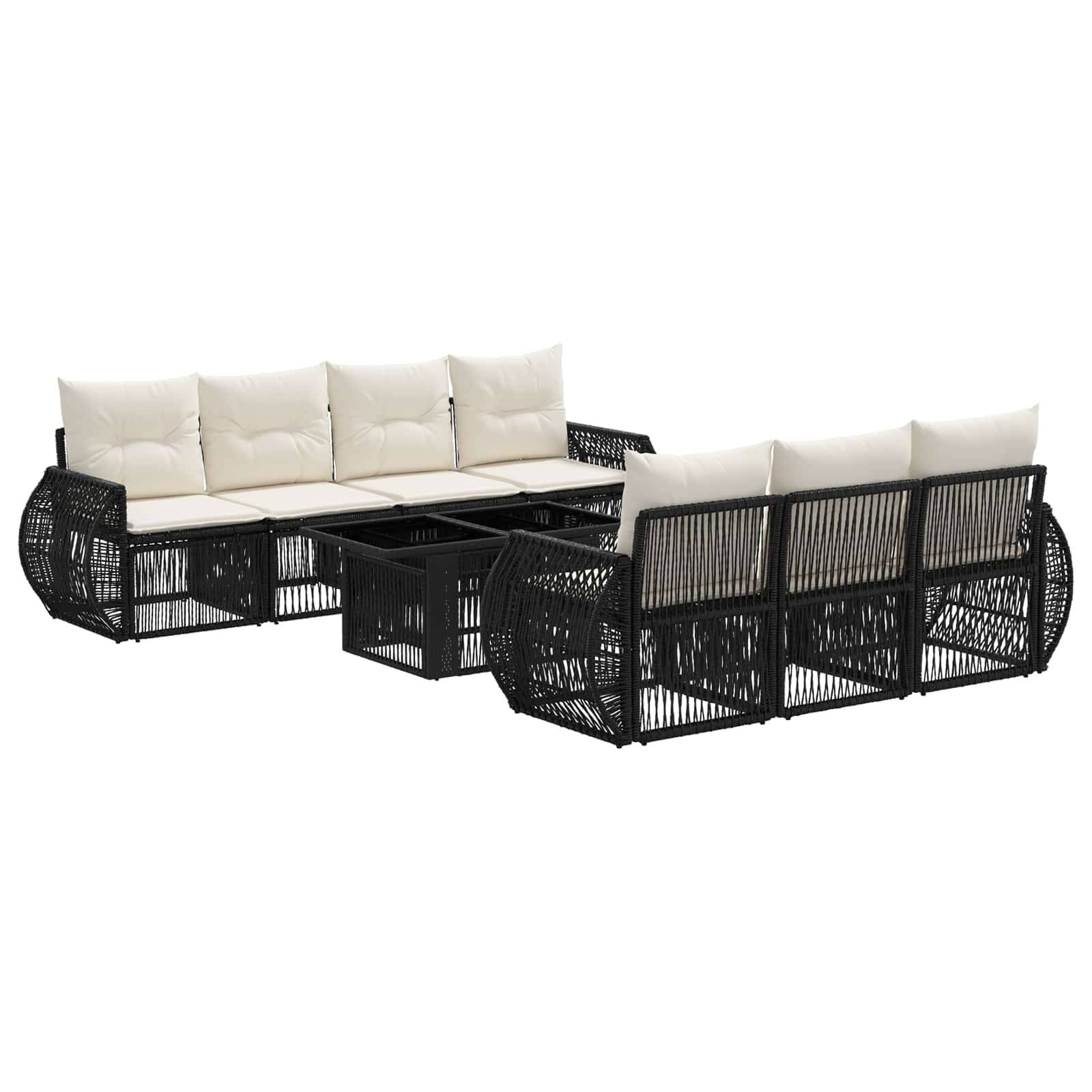 Schwarzes Rattan-Gartensektionalsofa mit cremefarbenen Kissen und passendem Couchtisch auf weißem Hintergrund.