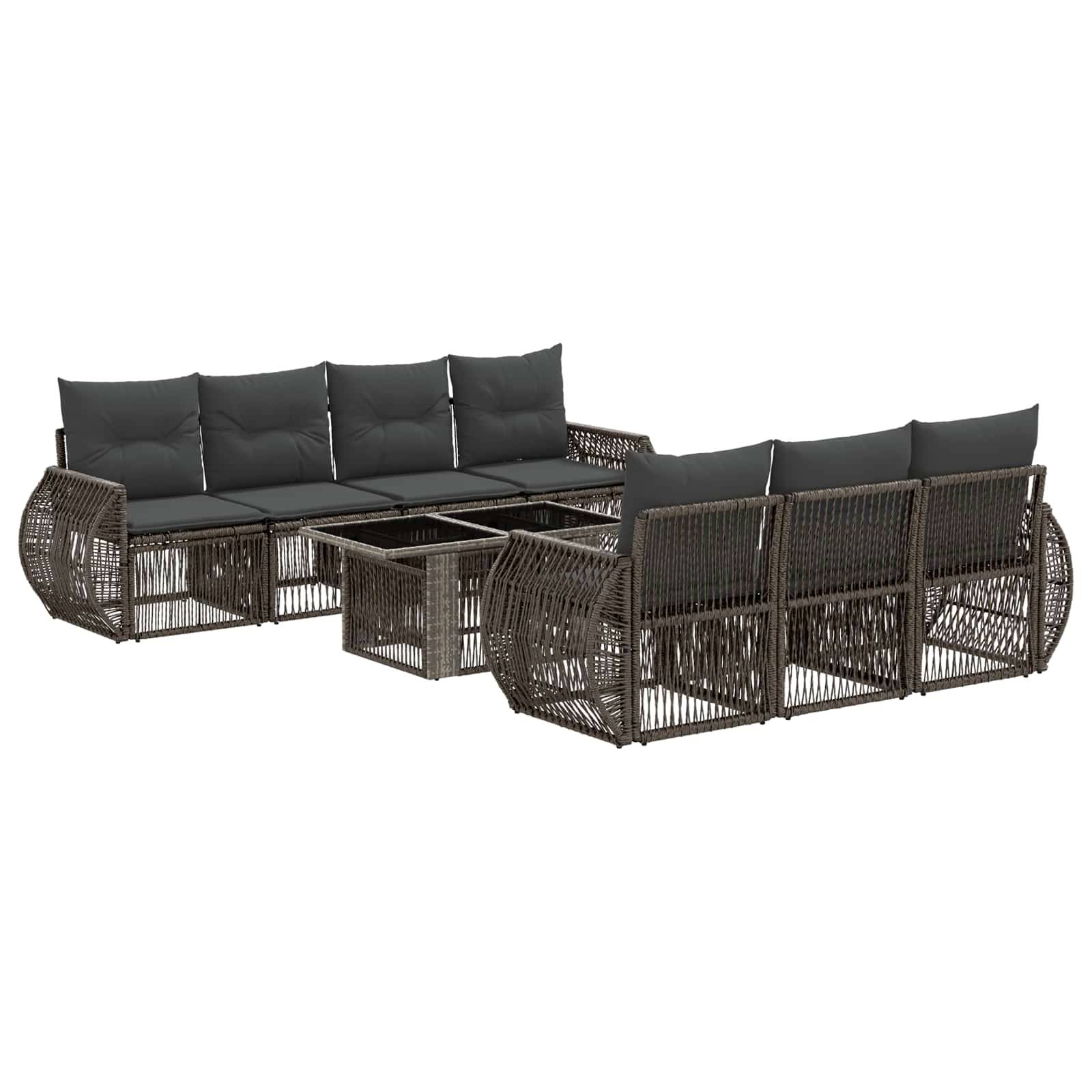 Outdoor-Korbgeflecht-Sofa-Set mit dunklen Kissen und einem Glastisch mit Glasplatte auf weißem Hintergrund.