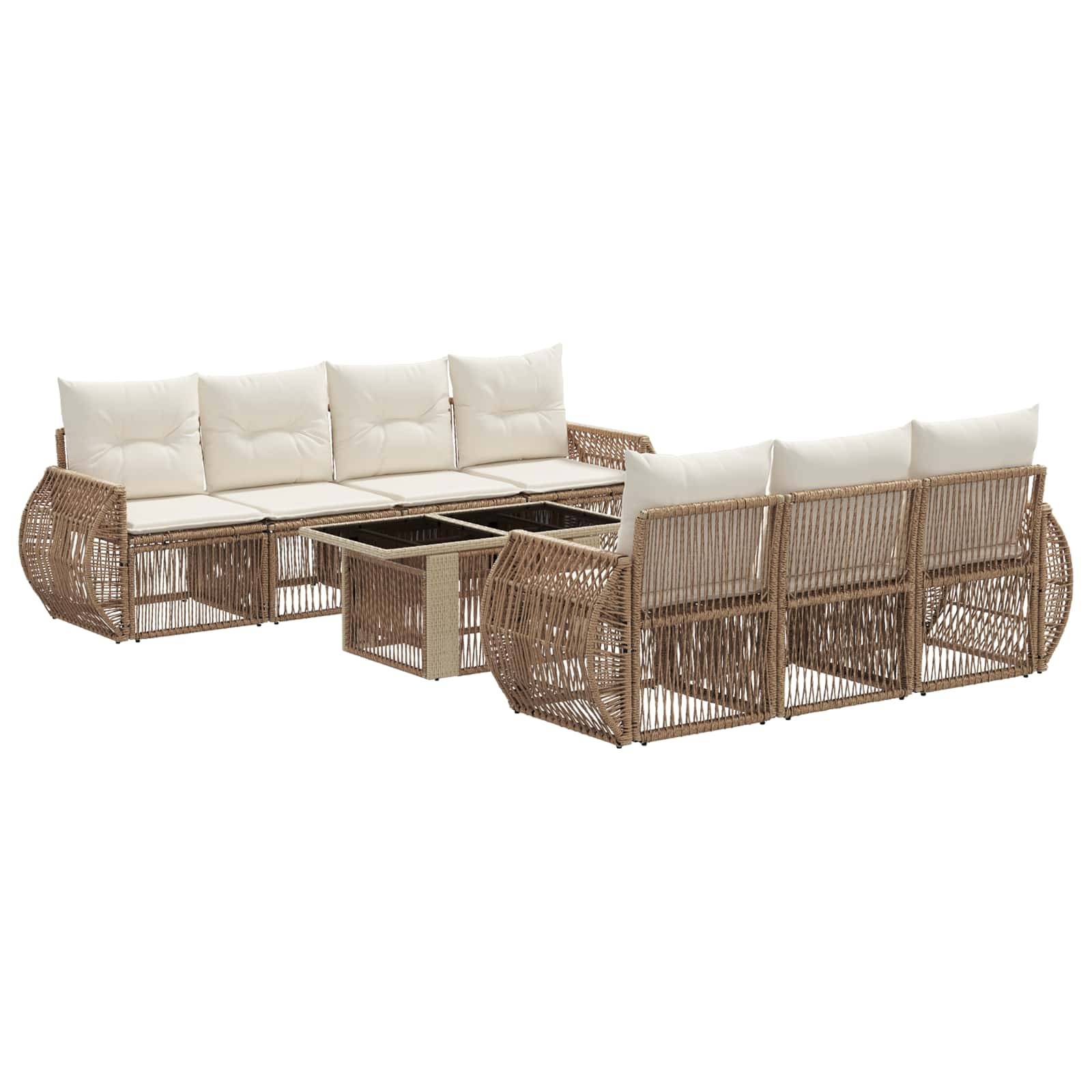 Outdoor-Rattan-Terrassensektion mit cremefarbenen Kissen und passendem quadratischen Couchtisch auf weißem Hintergrund.