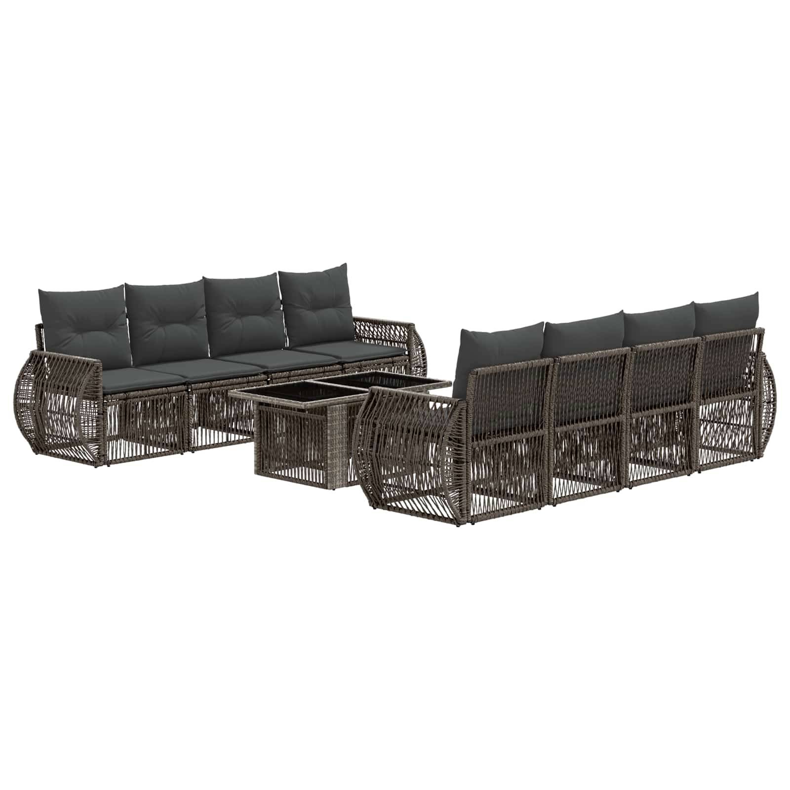 Outdoor-Rattanpolster-Sitzmöbel-Set mit dunklen Kissen und passendem Couchtisch, von zwei Winkeln auf weißem Hintergrund gezeigt