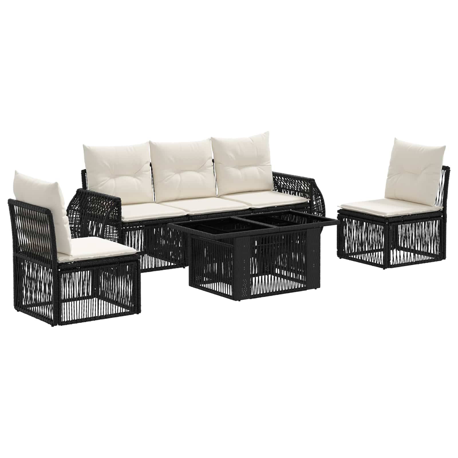 Schwarzes Rattan-Gartenmöbel-Set mit Sofa, zwei Sesseln und einem Glastisch, jeweils mit weißen Kissen.