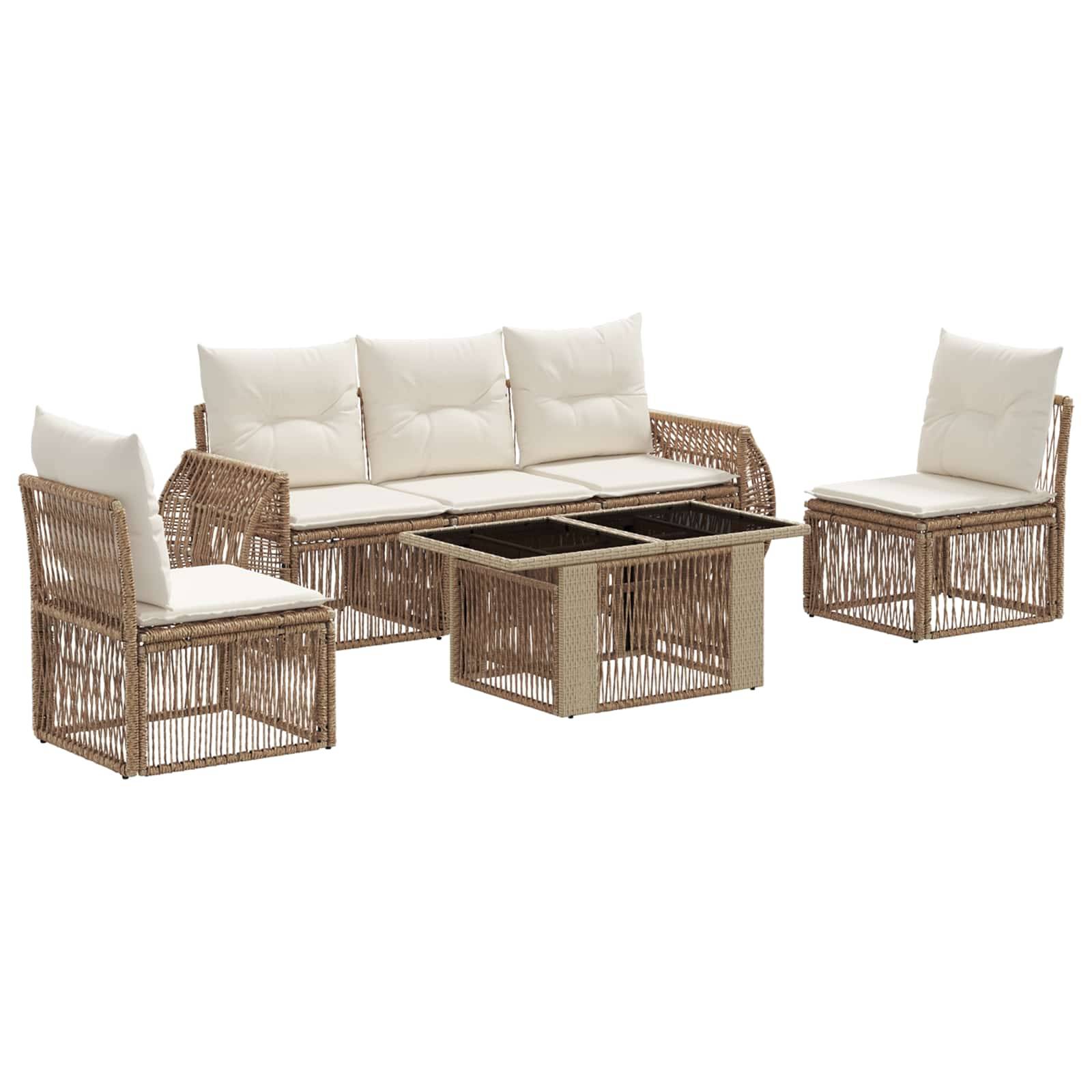 Korbgeflecht-Terrassensitzgruppe mit drei gepolsterten Sitzplätzen und einem quadratischen Couchtisch mit Glasplatte.