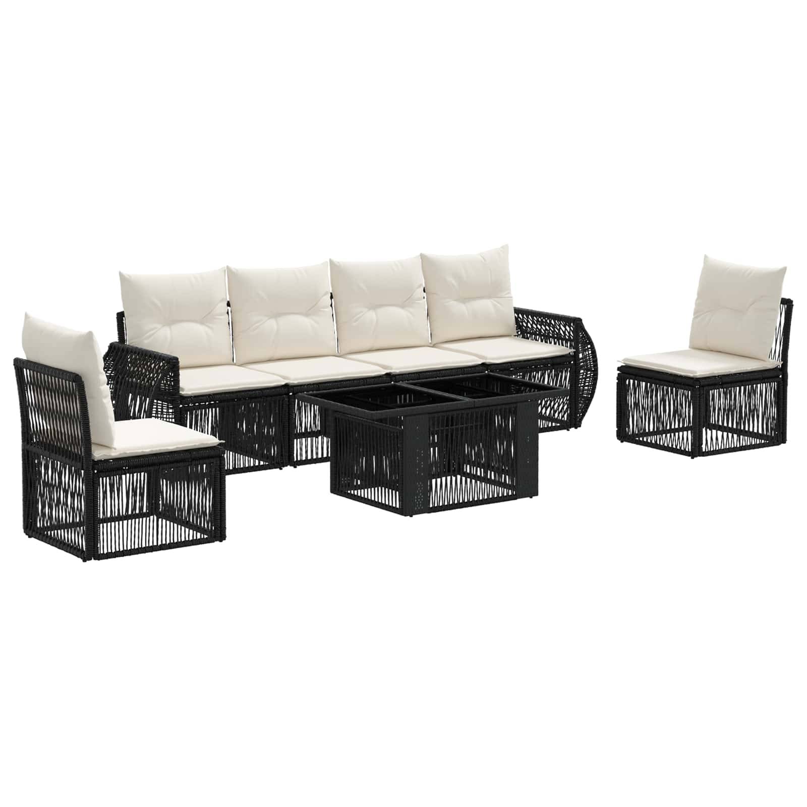 Schwarzes Polyrattan-Außenbereich-Sitzmöbel-Set mit einem Sofa, zwei Sesseln und einem Couchtisch, alle mit cremefarbenen Kissen auf weißem Hintergrund.