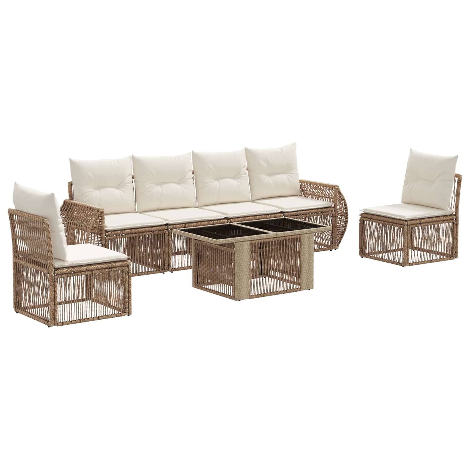 Gartenmöbel-Set aus Korb mit cremefarbenen Kissen: ein Sofa, zwei Stühle und ein Couchtisch mit Glasplatte.