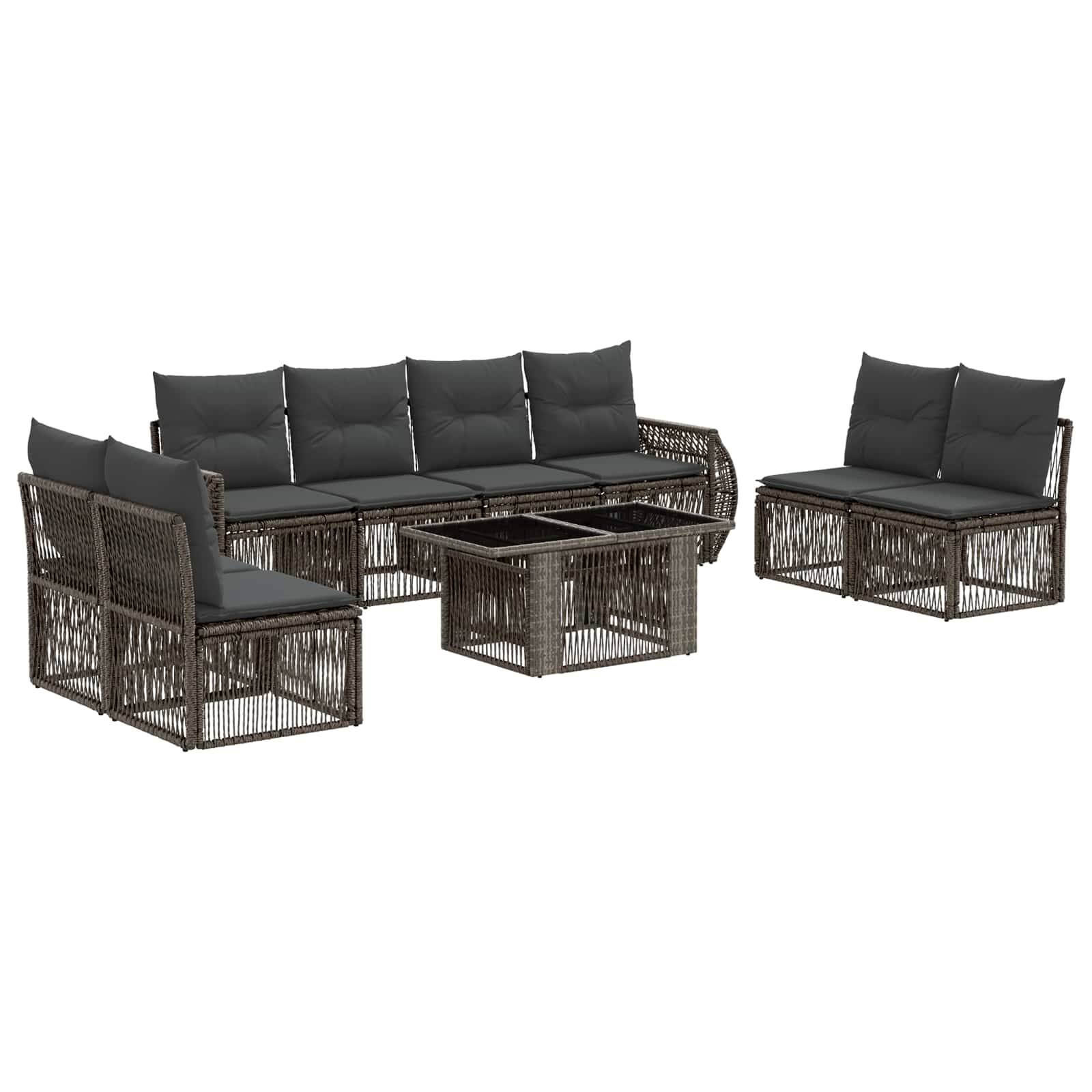 Outdoor-Rattansektionalsofa mit dunklen Kissen und passendem Couchtisch und Sessel auf weißem Hintergrund.