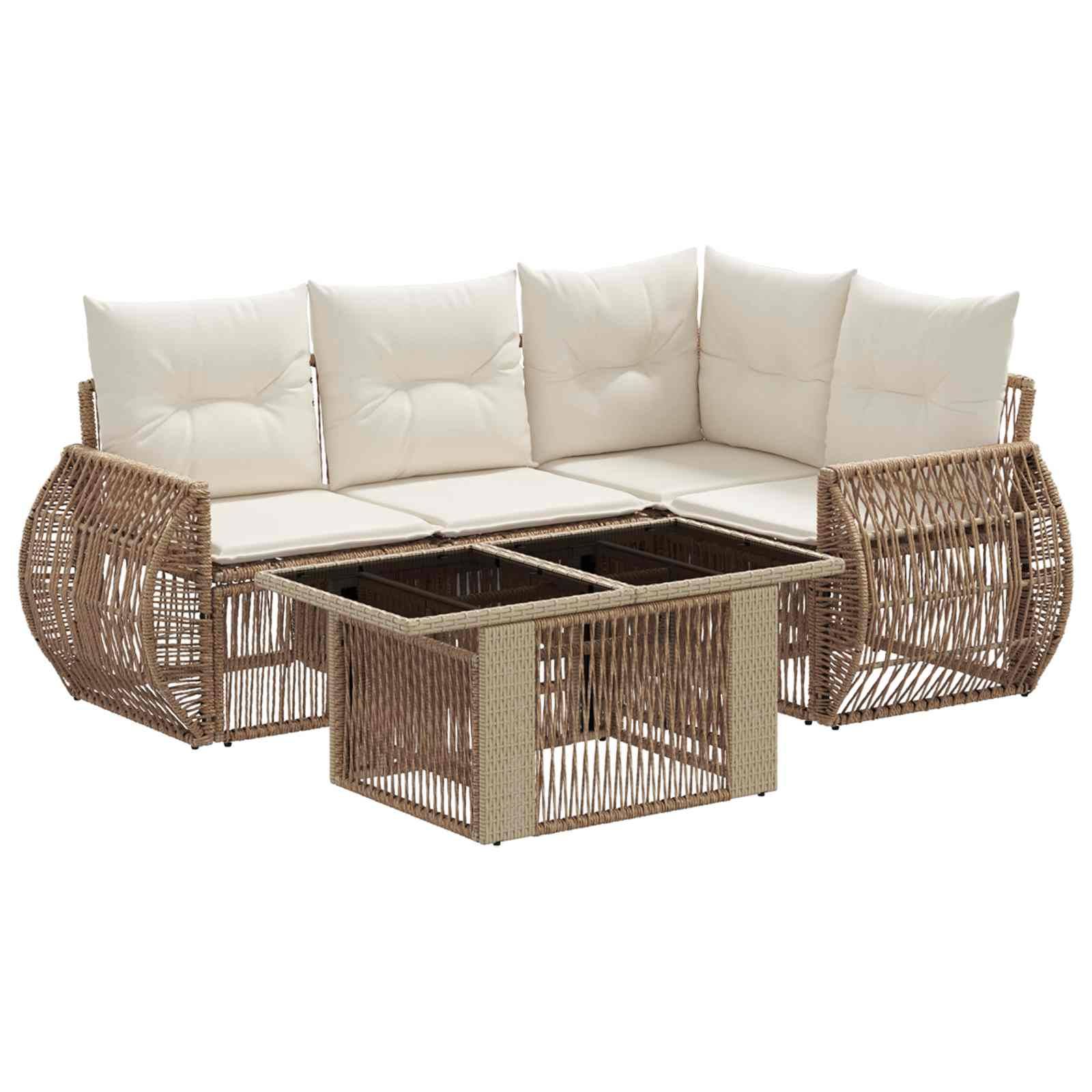Outdoor-Rattanecksofa mit cremefarbenen Kissen und einem Glastisch auf weißem Hintergrund.