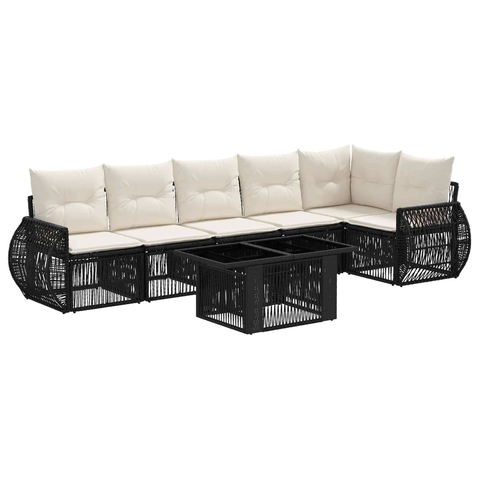 Schwarzes geflochtenes Außensektionalsofa mit cremefarbenen Kissen und passendem Glastisch auf weißem Hintergrund