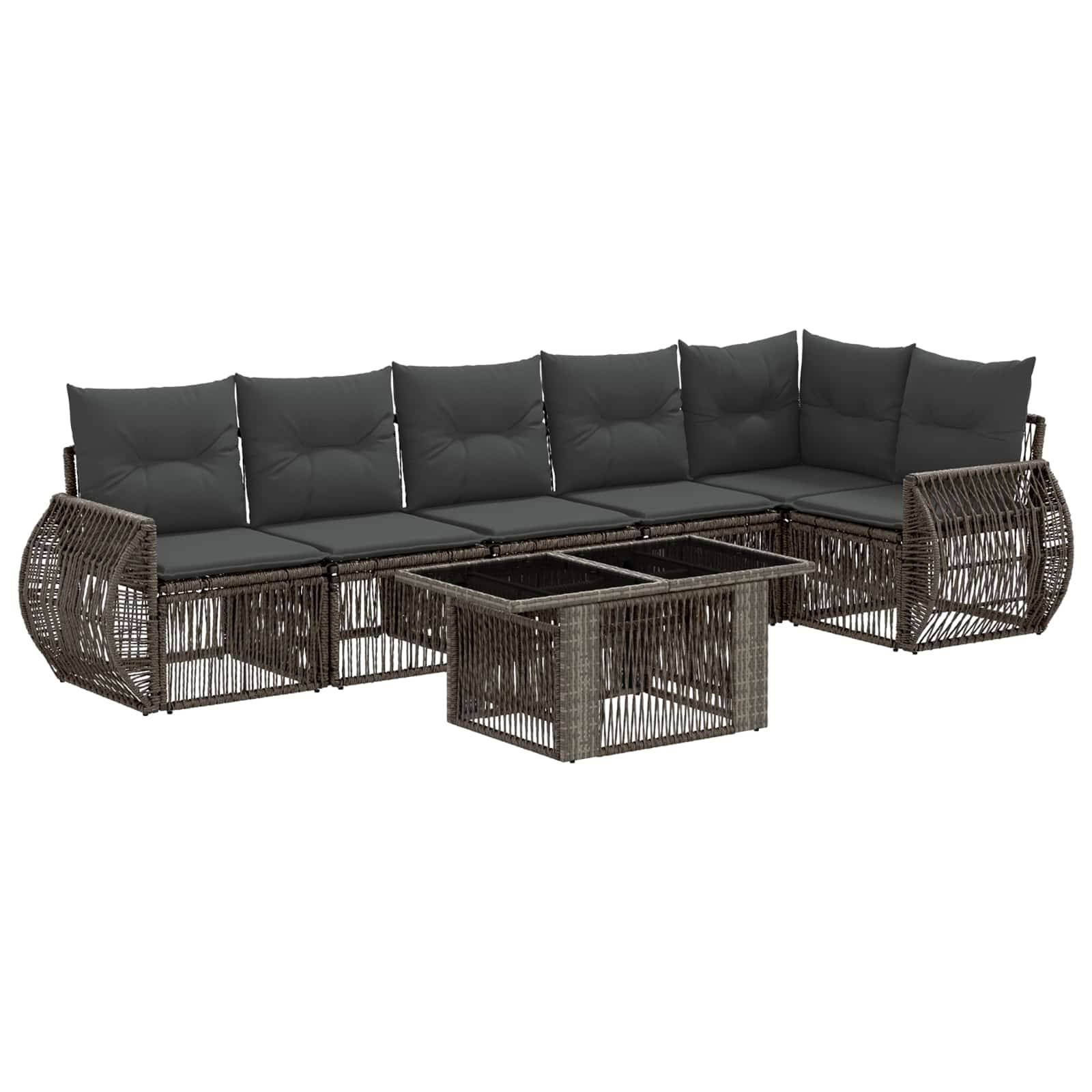 Outdoor-Loungeset mit grauen Kissen und geflochtenem dunklem Rattangestell, dargestellt mit passendem zentralem Couchtisch auf weißem Hintergrund.