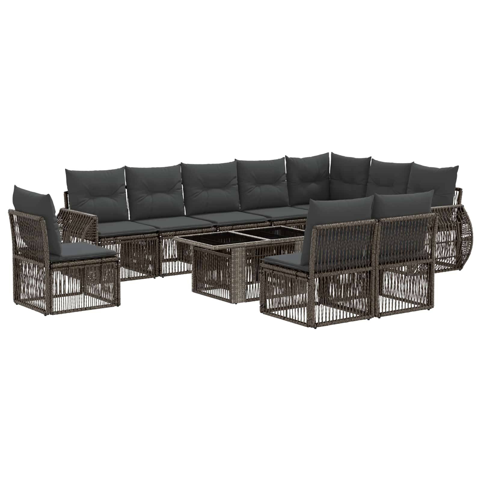 Braunes Korbgeflecht-Außen-Ecksofa mit dunklen Kissen und passenden Couchtischen, in U-Form auf weißem Hintergrund angeordnet