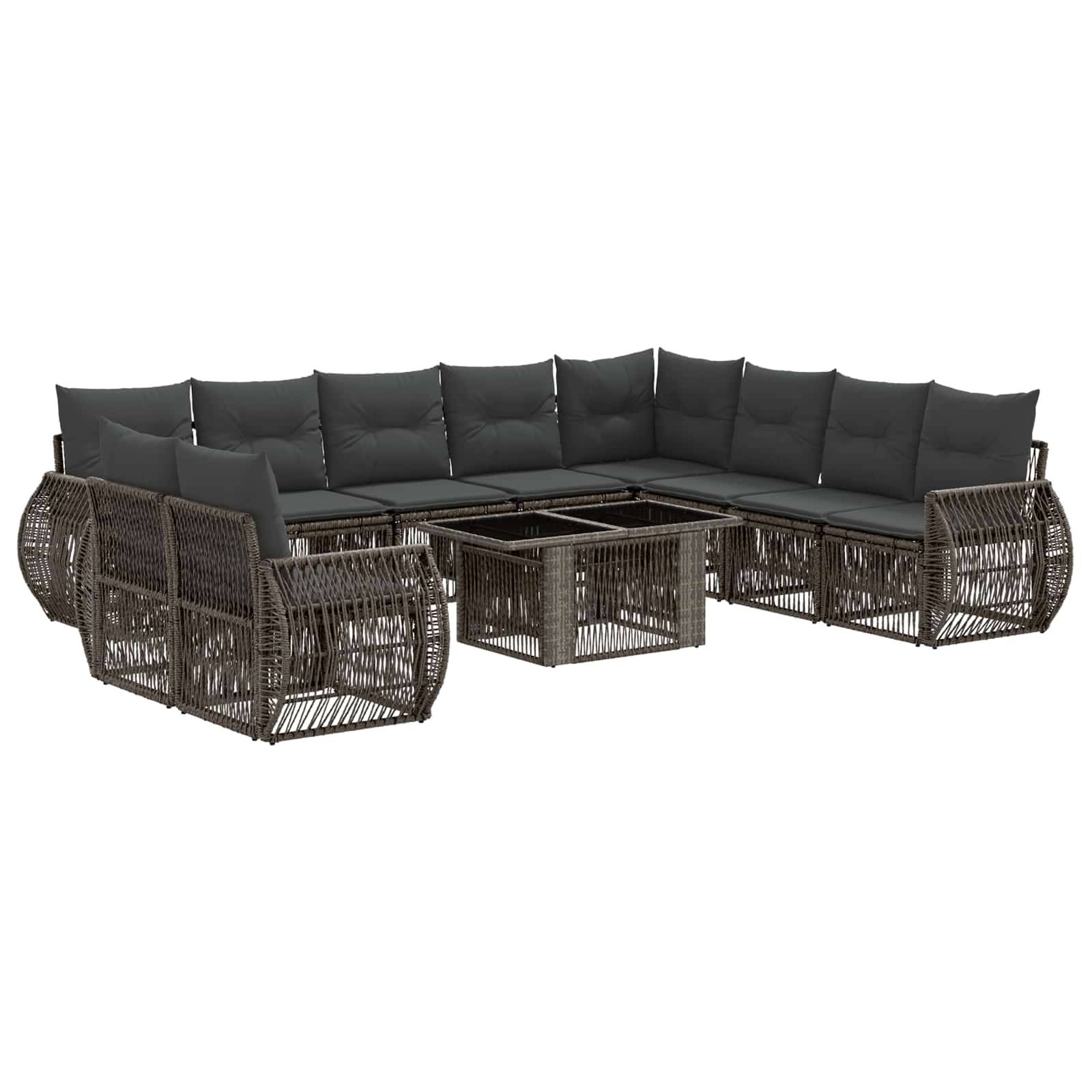 Dunkles Flechtwerk-Außensektional-Sofa-Set mit Holzkohle-Kissen und passendem Glastisch mit Kaffeetisch auf weißem Hintergrund.