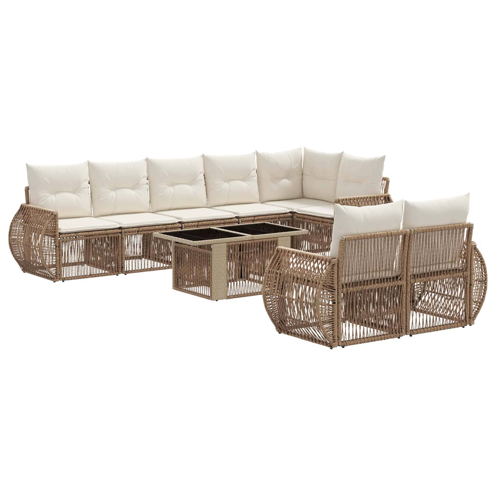 Gartenmöbel-Sektionalsofa aus Polyrattan mit cremefarbenen Kissen, passendem Sessel und Glastisch mit Glasplatte auf weißem Hintergrund.