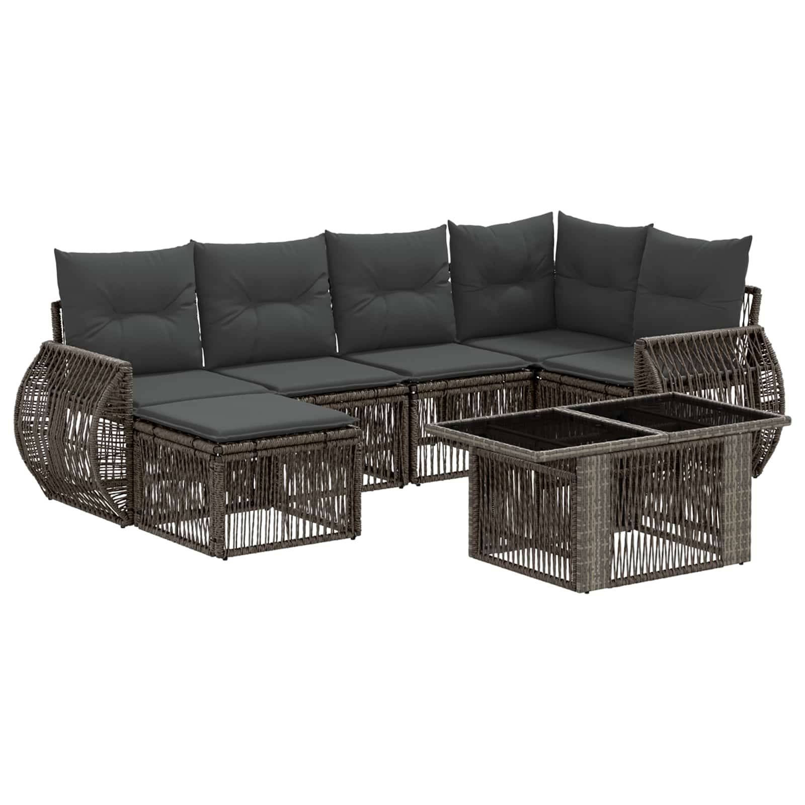 Outdoor-Korbsektionalsofa-Set mit dunklen Kissen, gebogenen Armlehnen und zwei passenden Couchtischen auf weißem Hintergrund.